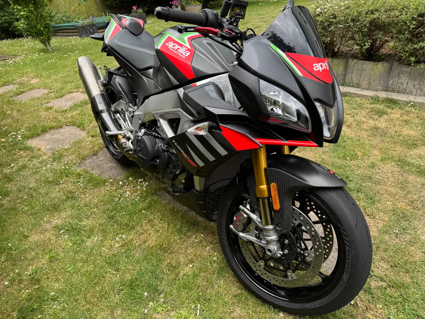Aprilia Tuono V4 1100 factory Schwarz - 1
