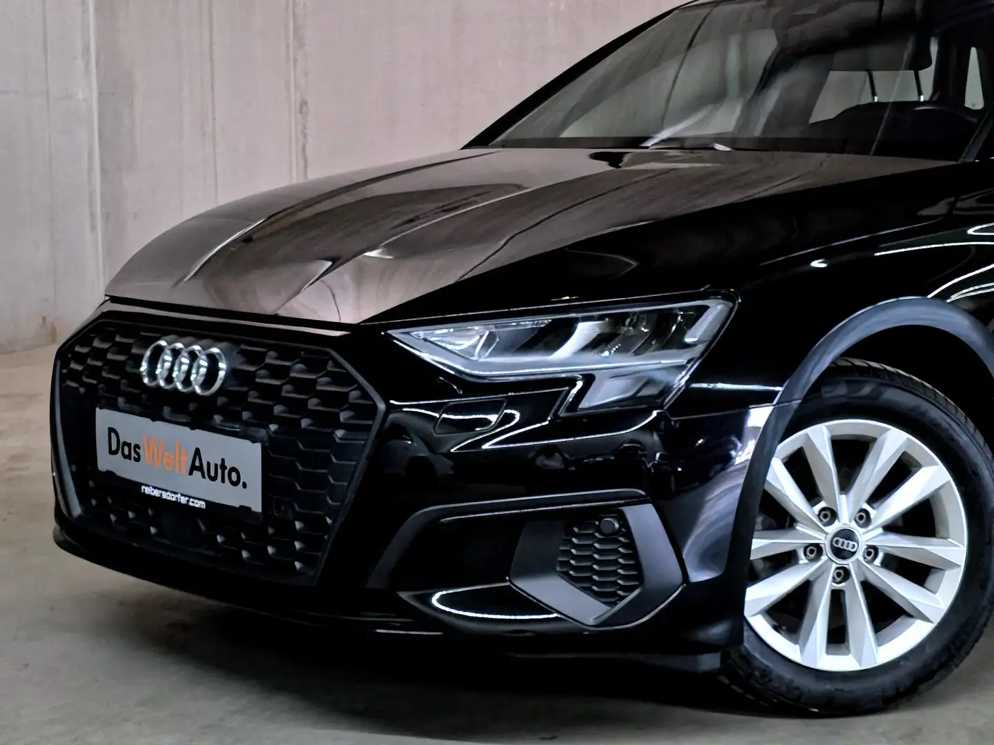 Audi A3 30 TFSI Schwarz - 2