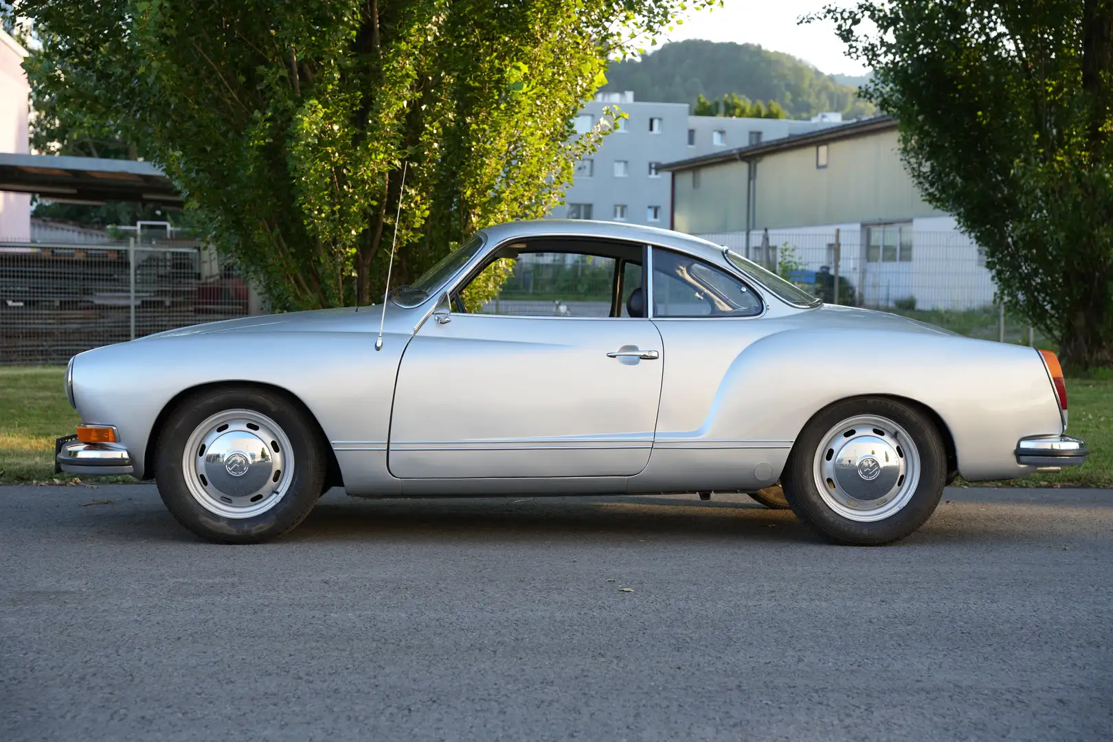 Volkswagen Karmann Ghia Stříbrná - 2