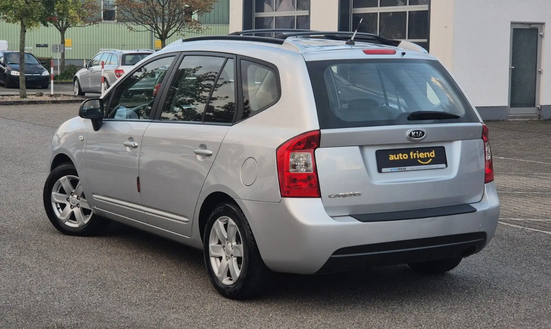 Kia Carens 2.0 LX Automatik 144 PS Silber - 2