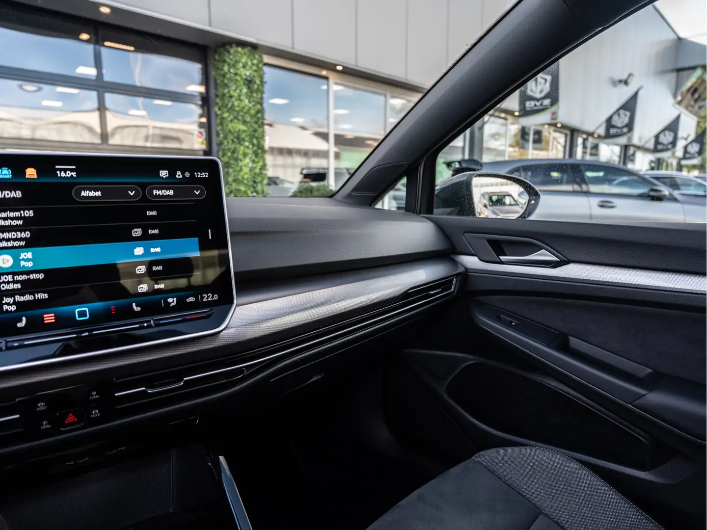 Volkswagen Golf 8.5 1.5eTSI 150PK DSG 50 Edition | Pano | HUD | BT Grijs - 2