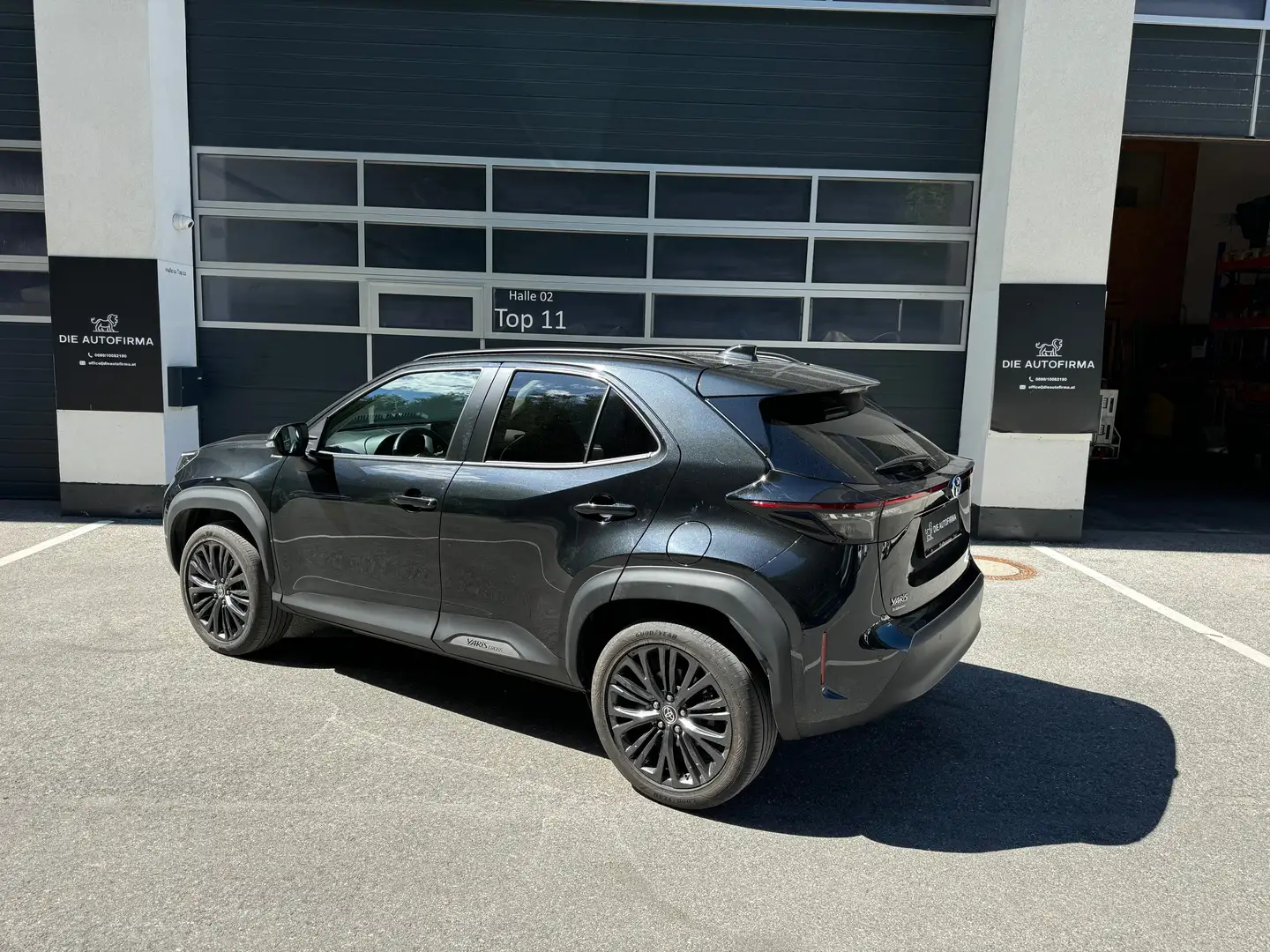 Toyota Yaris Cross **ALLRAD**GARANTIE**SERVICE** Schwarz - 2