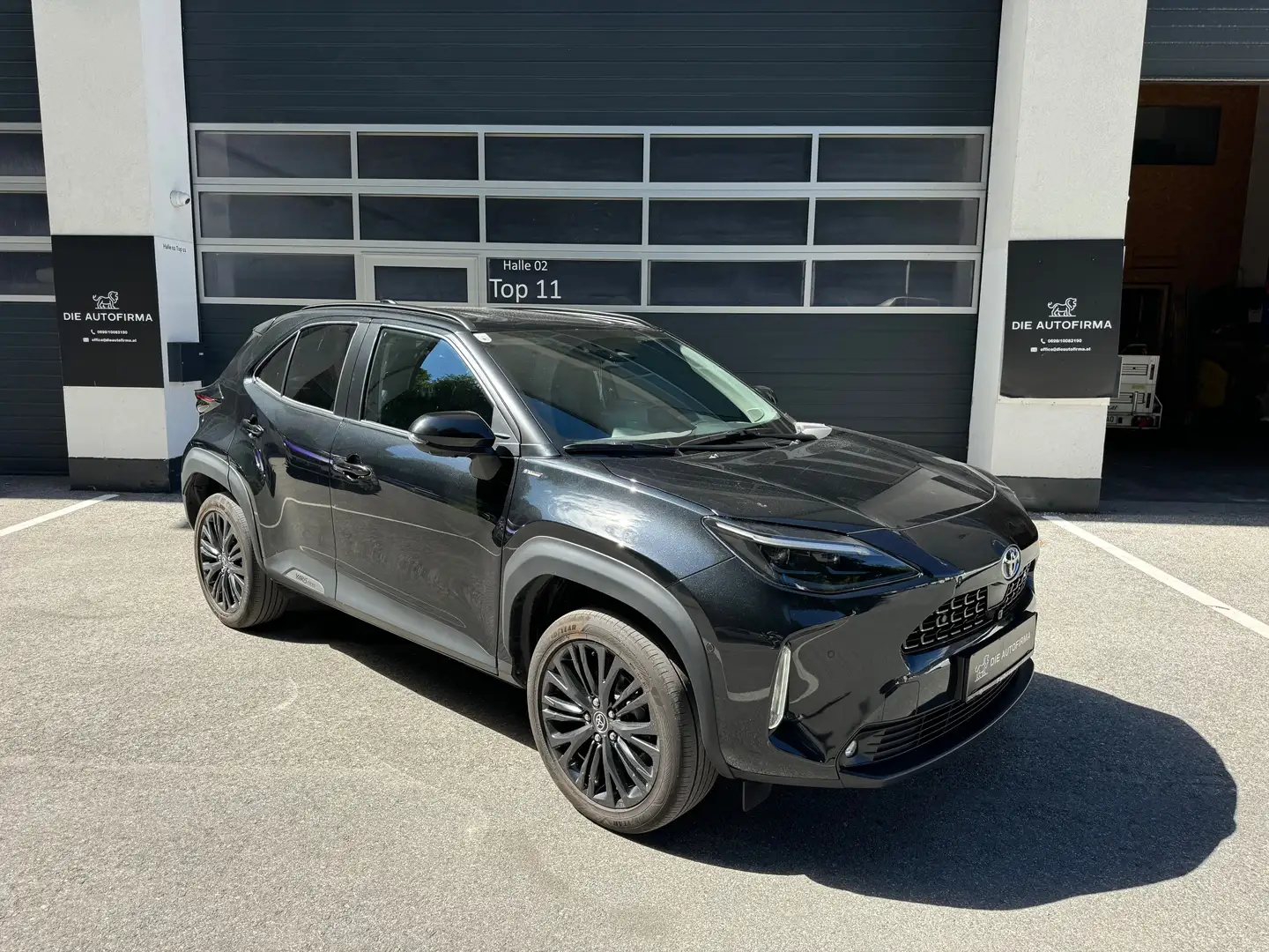 Toyota Yaris Cross **ALLRAD**GARANTIE**SERVICE** Schwarz - 1