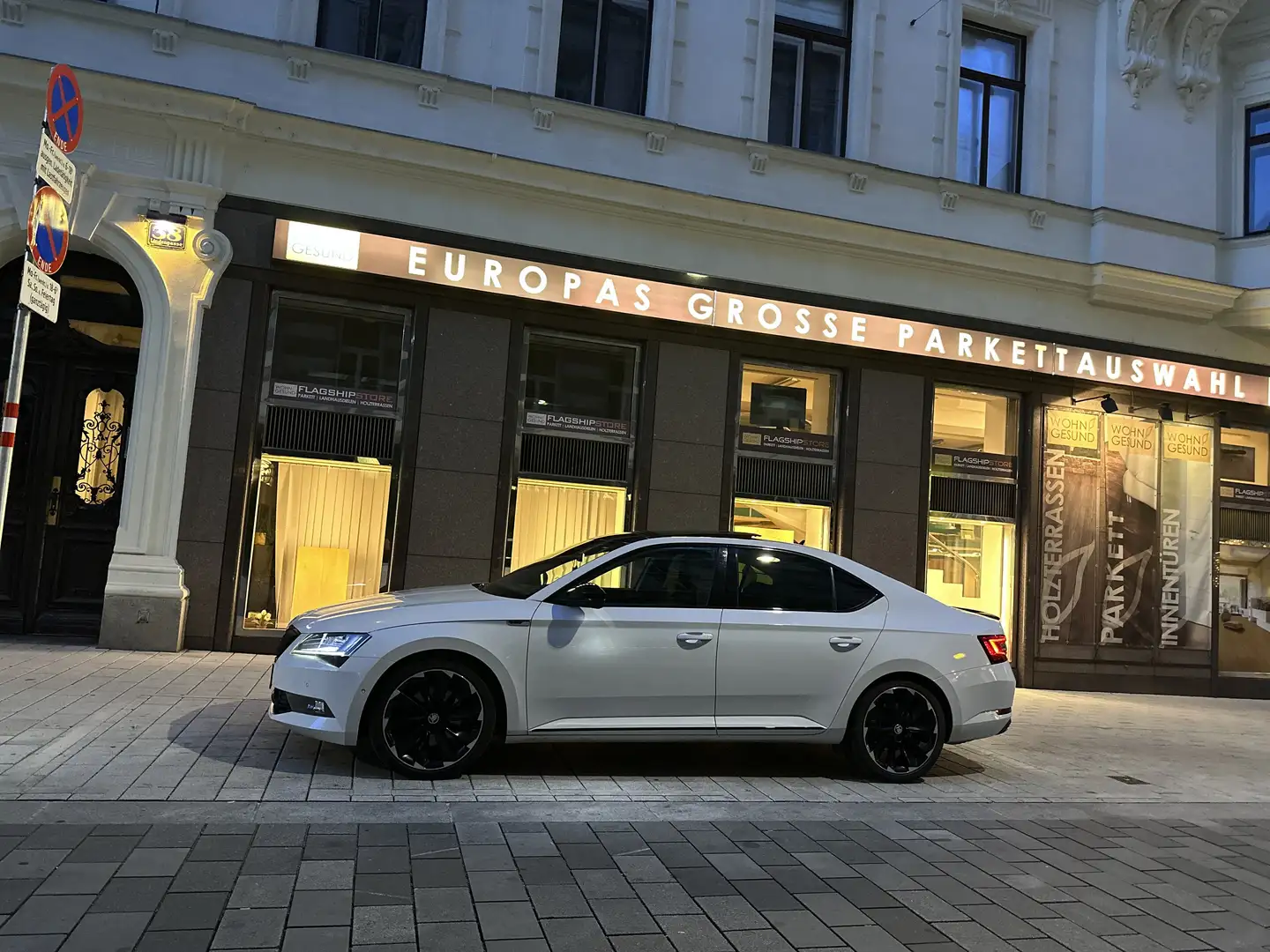 Skoda Superb 2,0 TDI SCR 4x4 Sportline DSG Weiß - 2
