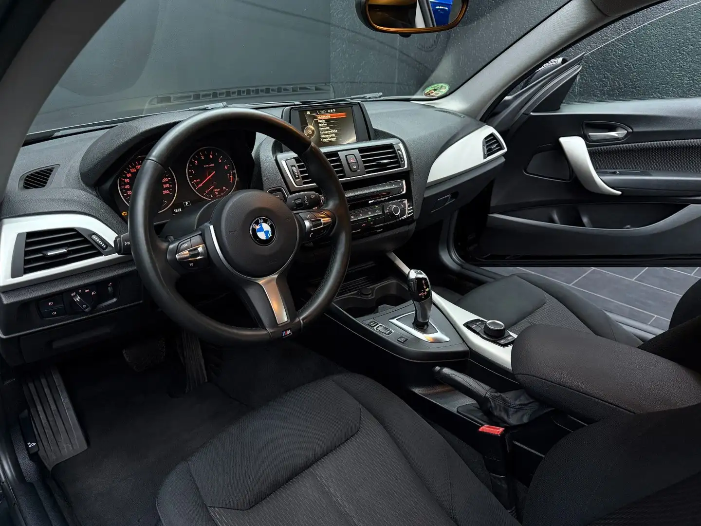 BMW 118 i COUPE*ADVANTAGE*M SPORT*LED*TEMPO*SHZ* Schwarz - 2