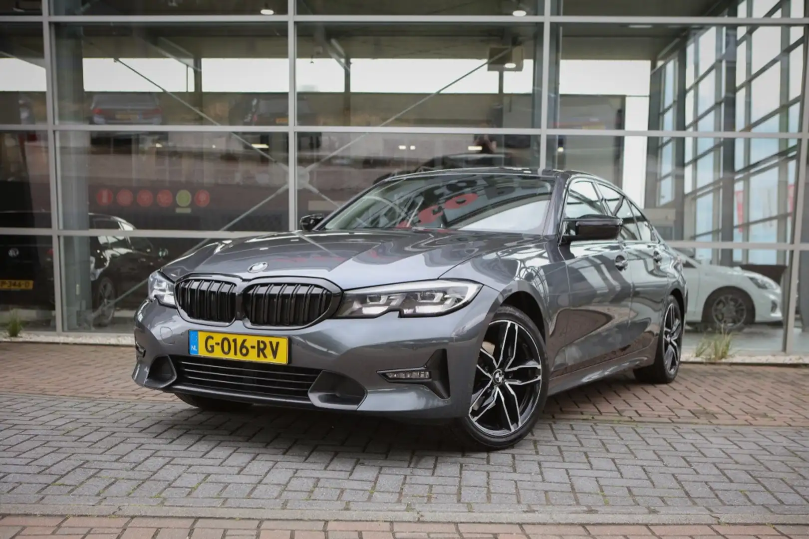 BMW 320 3-serie 320i High Executive Grijs - 1