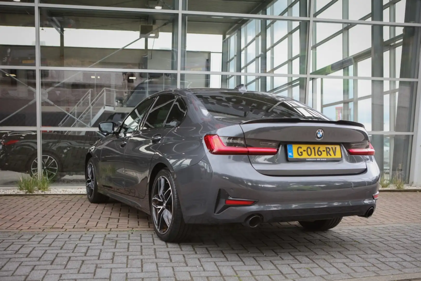 BMW 320 3-serie 320i High Executive Grijs - 2