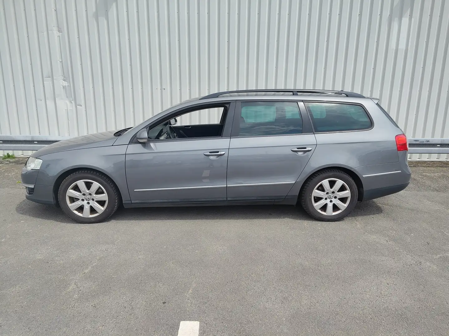 Volkswagen Passat Variant 2.0TDI Sportline ALU 16"+AHK+KLIMAAUTOMATIK Gris - 2
