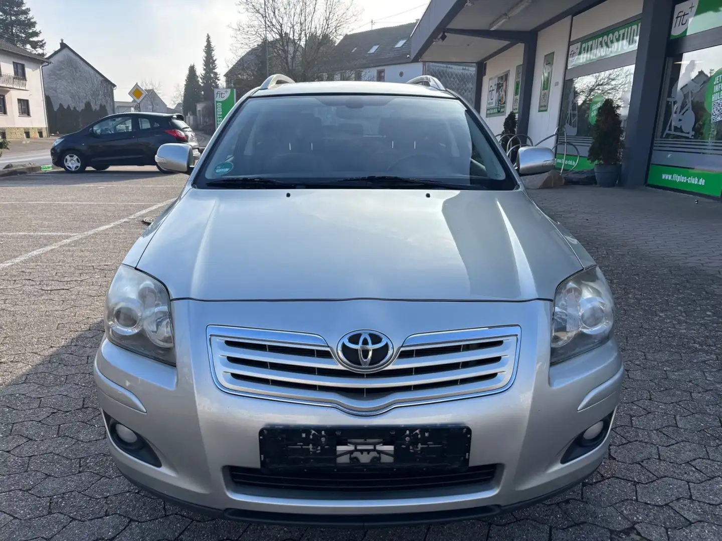 Toyota Avensis Kombi 1.8 Travel*1 HAND*NAVI *AHK* Plateado - 1