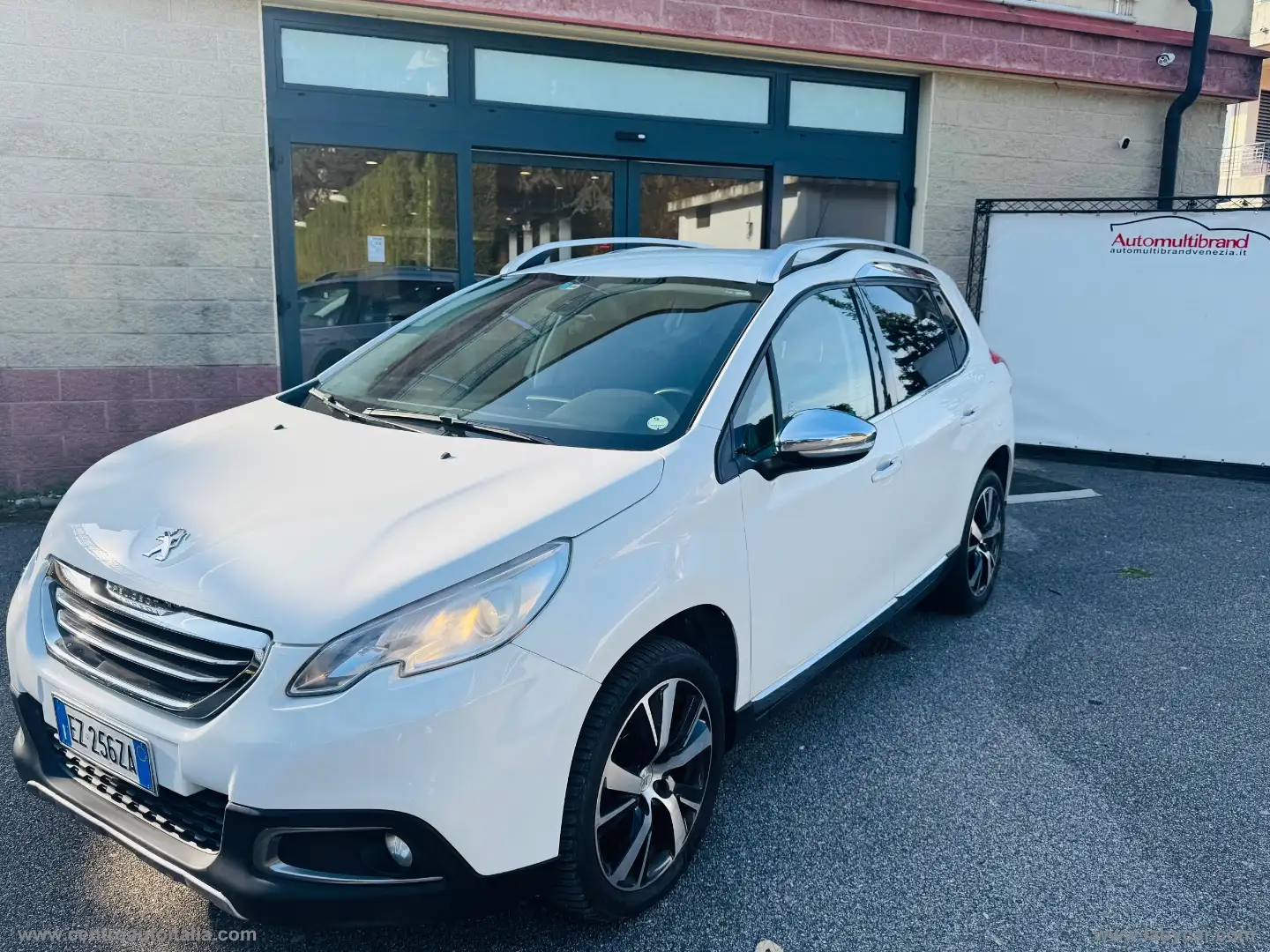 Peugeot 2008 BlueHDi 100 S&S Black Matt Weiß - 1