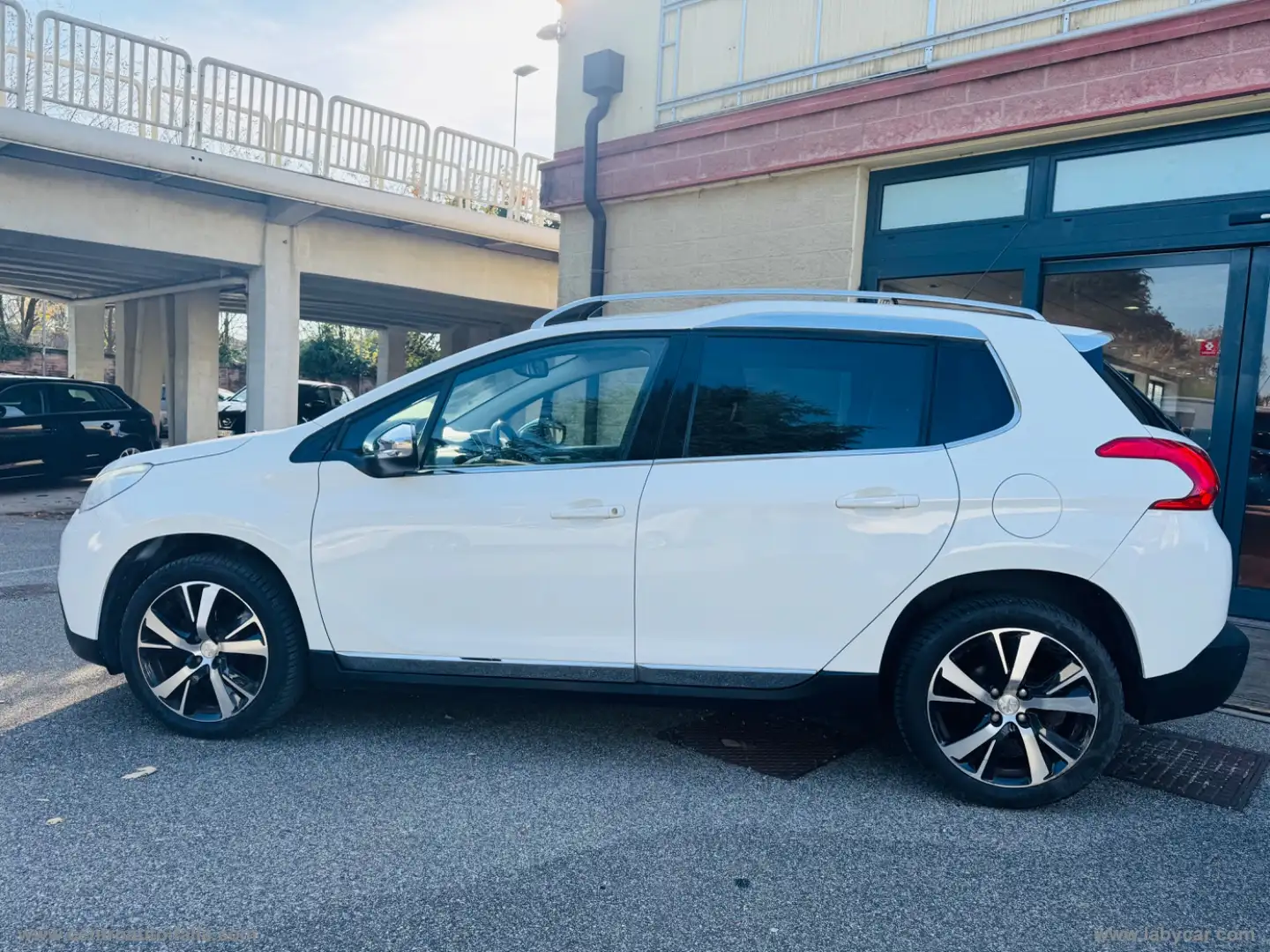 Peugeot 2008 BlueHDi 100 S&S Black Matt Weiß - 2