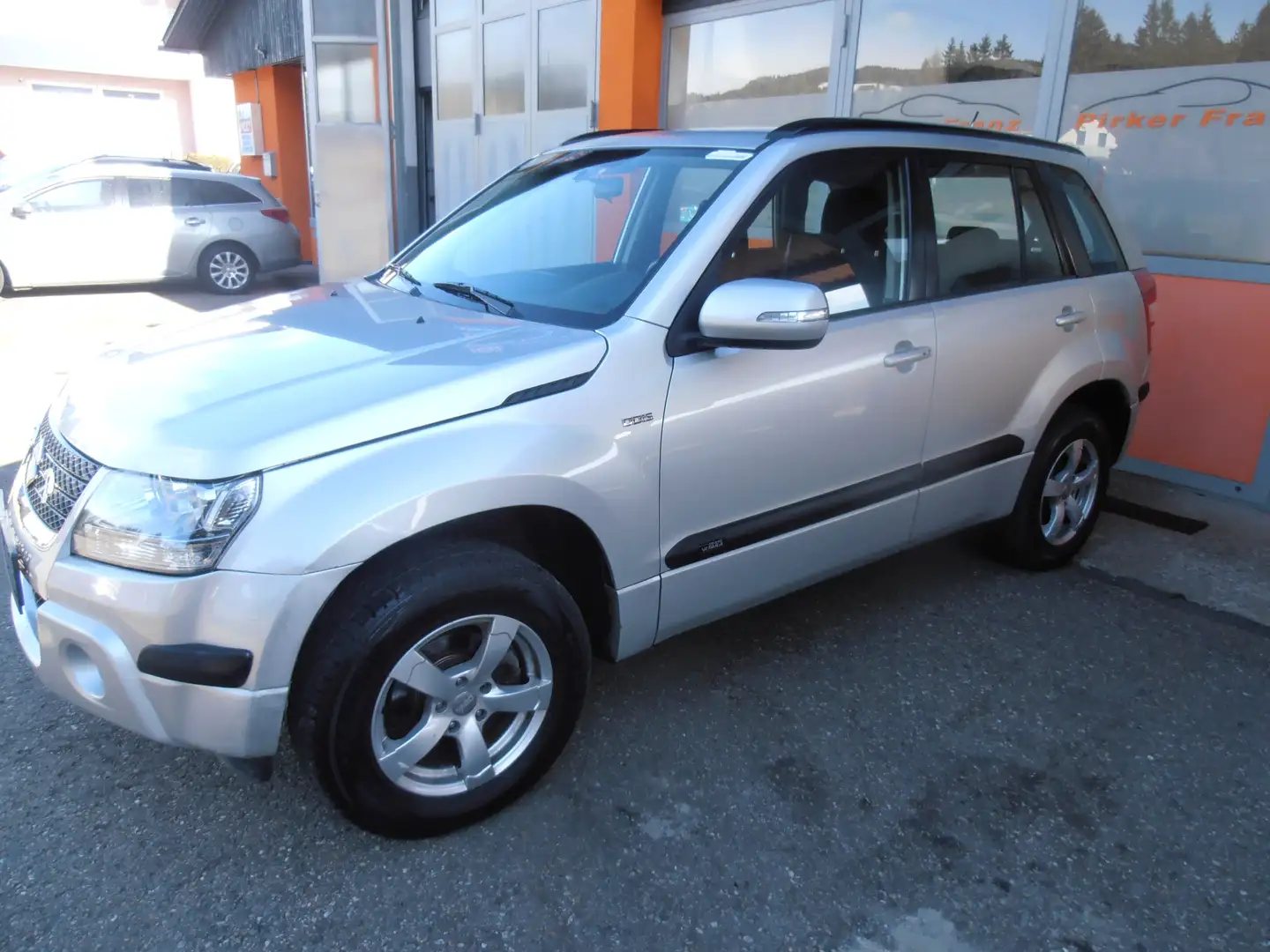 Suzuki Grand Vitara 1.9 DDIS Deluxe 5trg Silber - 1