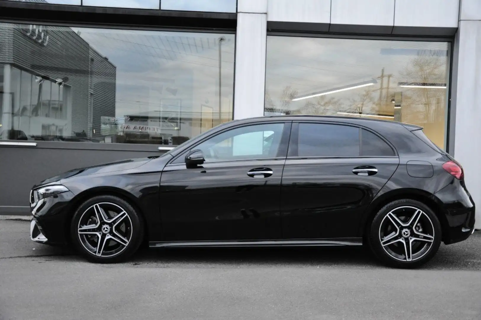 Mercedes-Benz A 200 163cv Premium AMG Ambient light night pack Zwart - 2