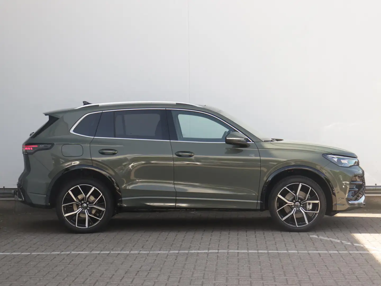 Volkswagen Tiguan R-Line-Edition 1.5 eHybrid 150 kW / 204 pk SUV 6 v Groen - 2