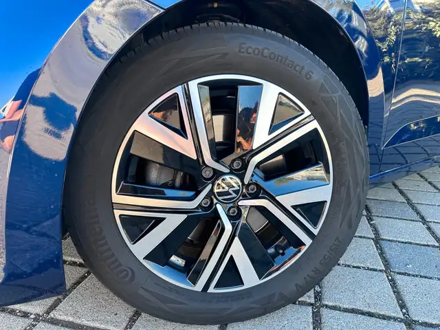 Volkswagen Touran view 3