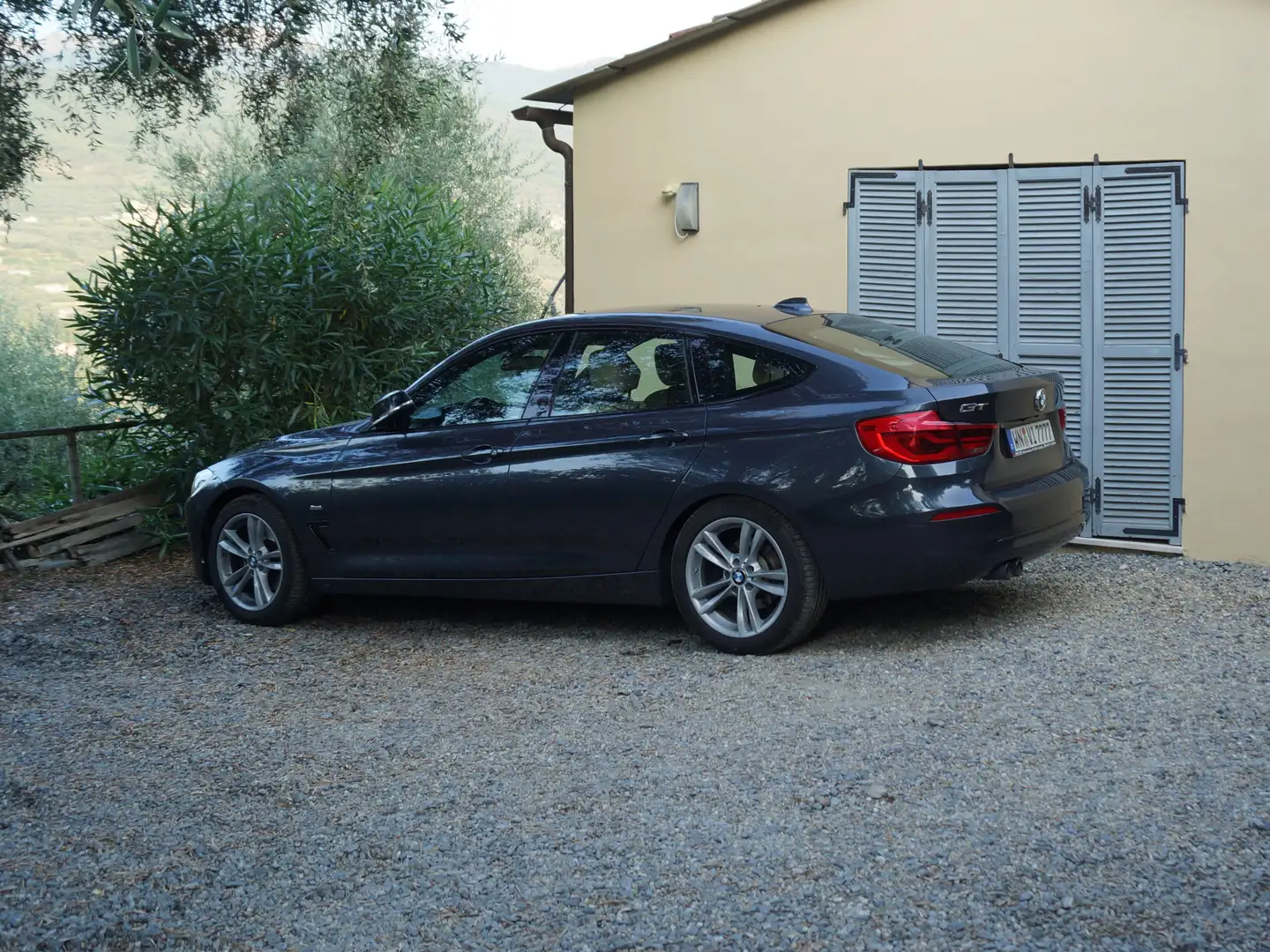 BMW 325 325d GT Aut. Sport Line Schwarz - 2
