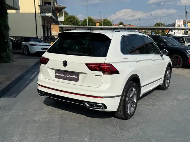 Volkswagen Tiguan view 3