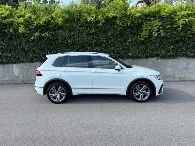 Volkswagen Tiguan view 4