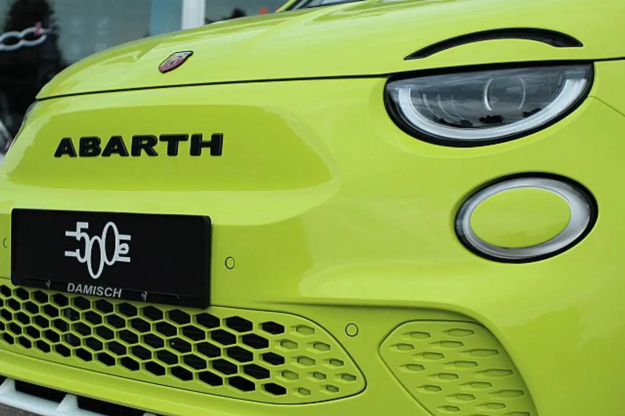 Abarth 500e 2023 — фото 9