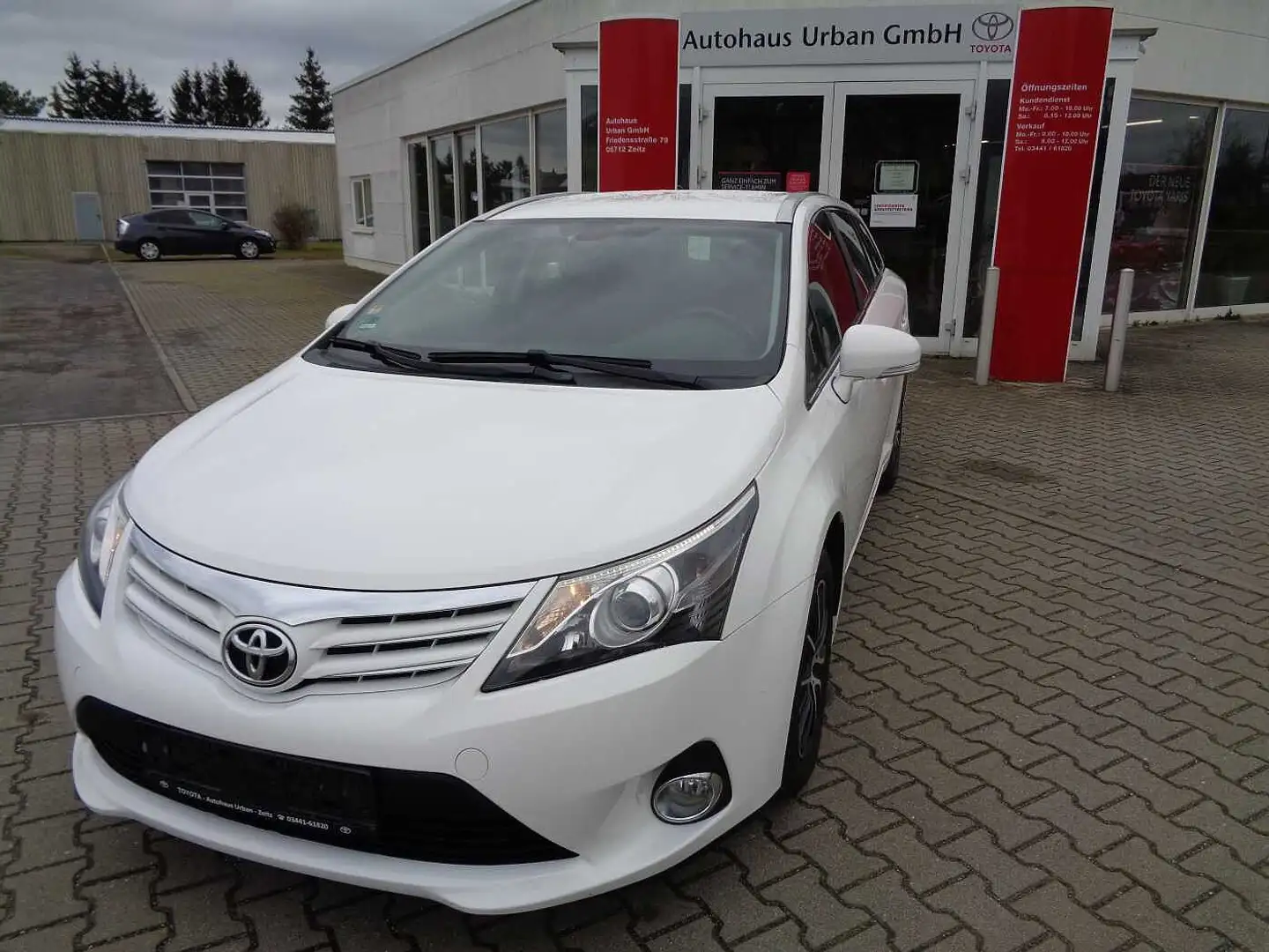 Toyota Avensis Combi 1.8 Life Weiß - 1