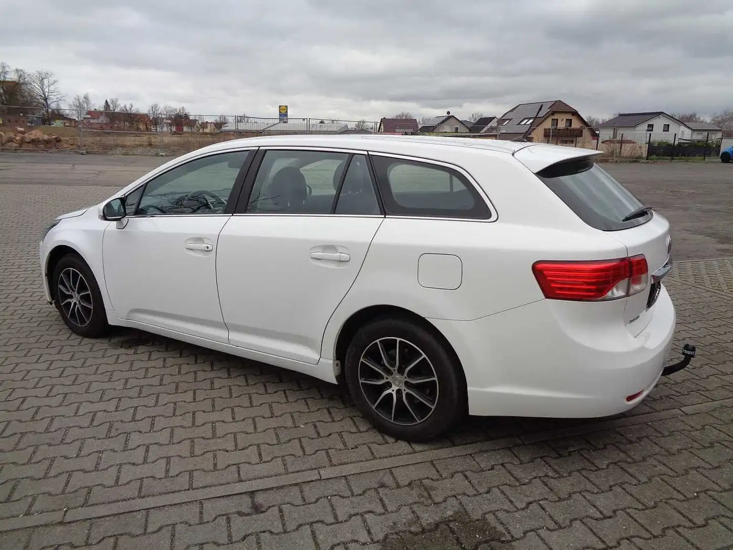 Toyota Avensis Combi 1.8 Life Weiß - 2