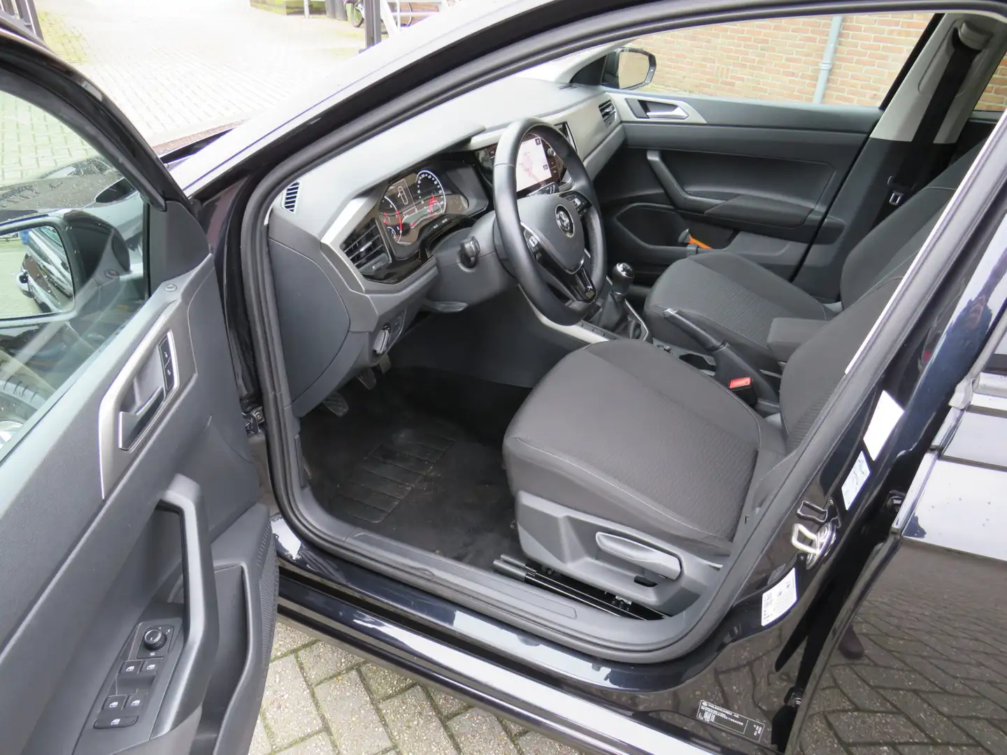 Volkswagen Polo 1.0 TSI 95Pk Comfortline Executive * Rijklaarprijs Zwart - 2