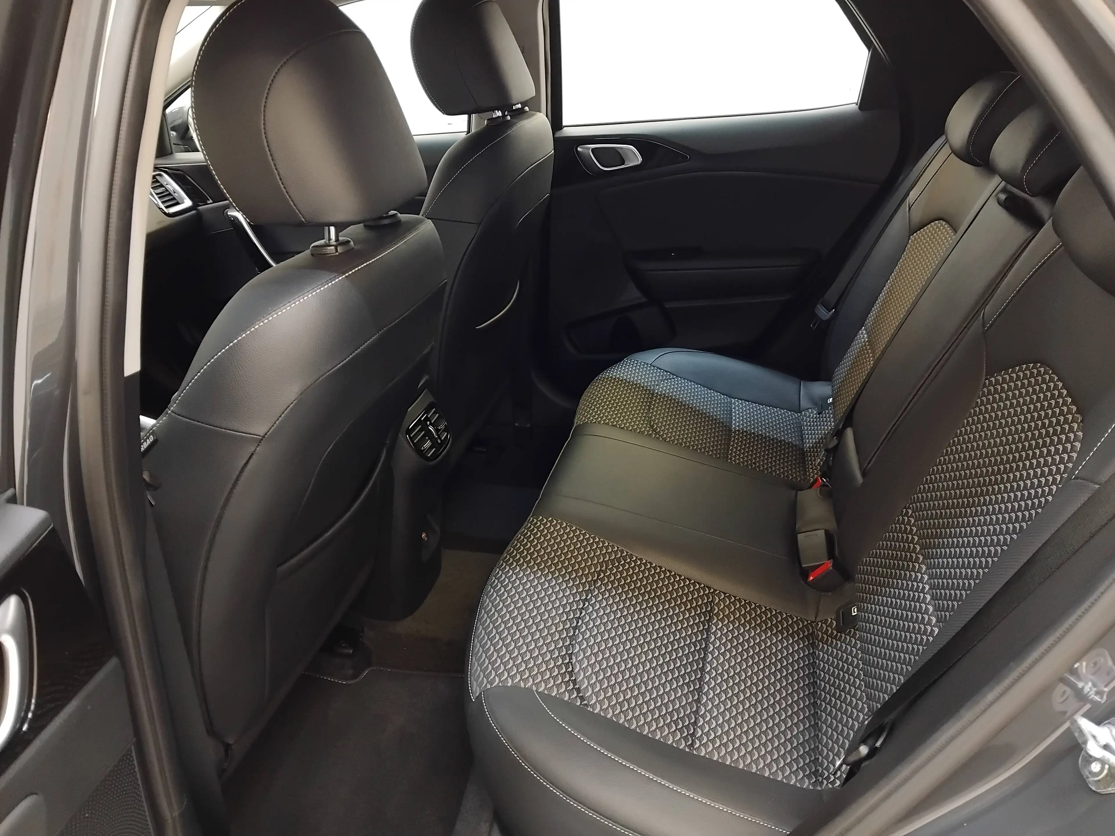 Kia XCeed — photo 8