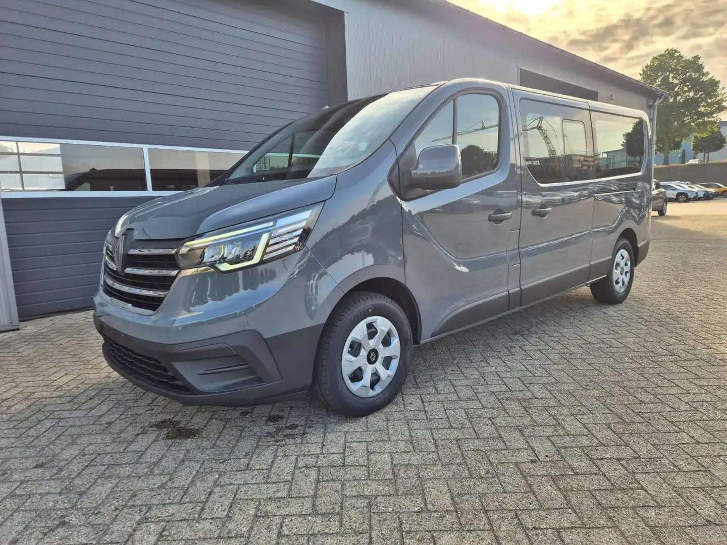 Renault Trafic Combi L2 2.0 dCi 150PS Grand Evolution 9-Sitzer... Grau - 1