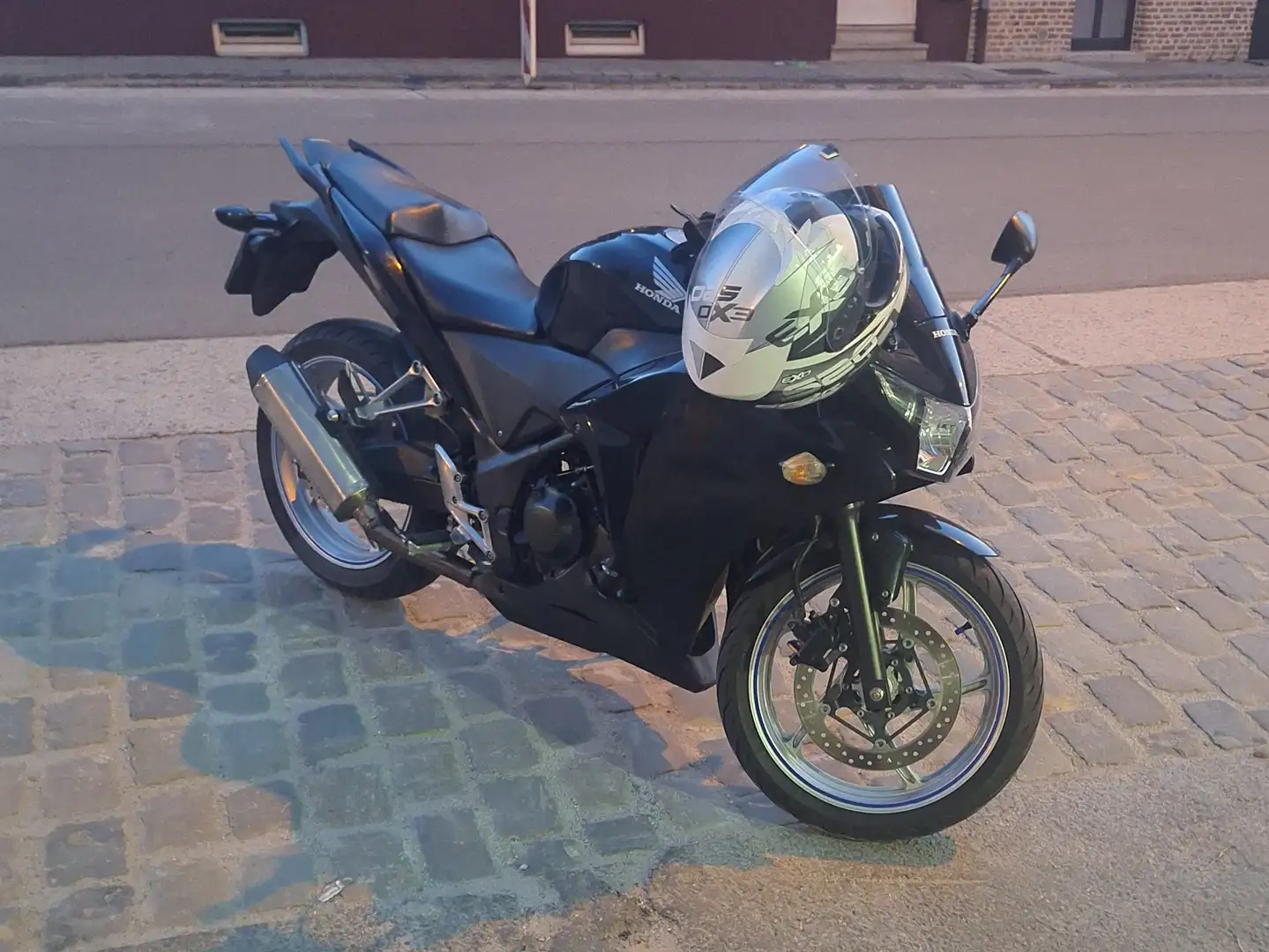 Honda CBR 250 crna - 1