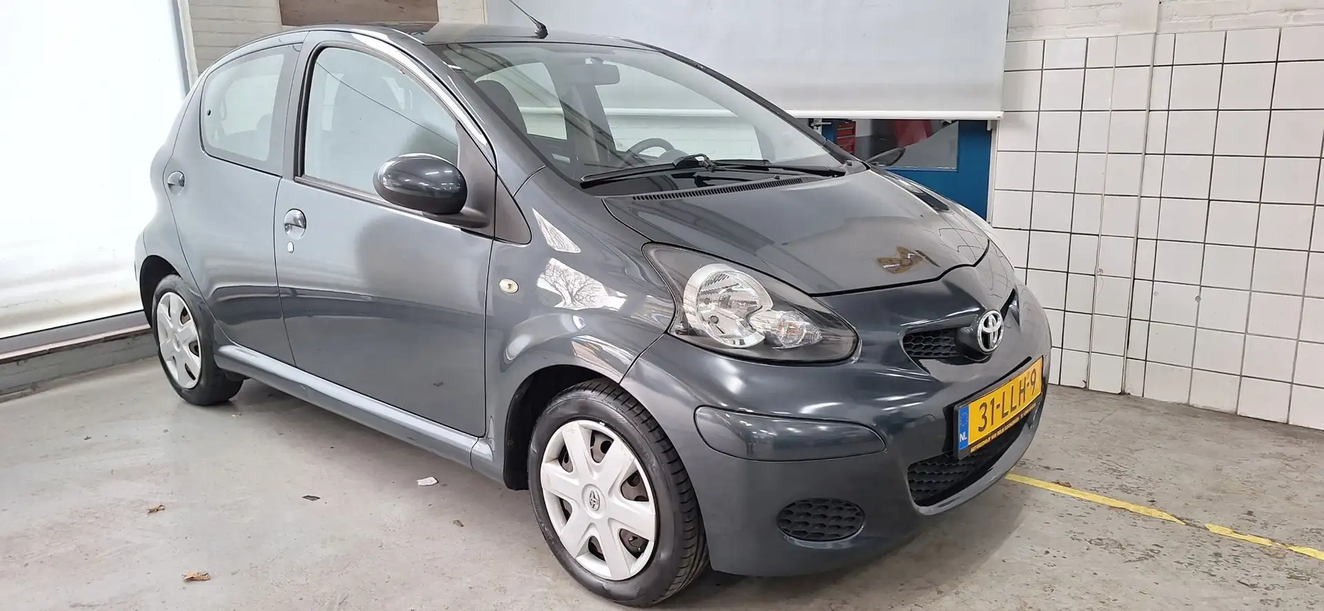 Toyota Aygo 1.0-12V Comfort Šedá - 1