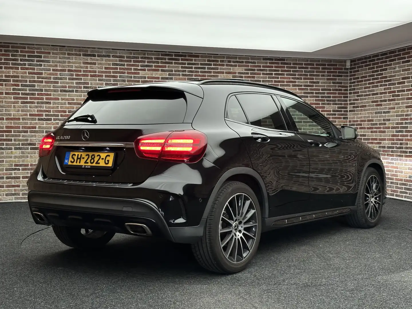 Mercedes-Benz GLA 200 AMG DAK MEMORY H&K CAMERA CARPLAY Zwart - 2