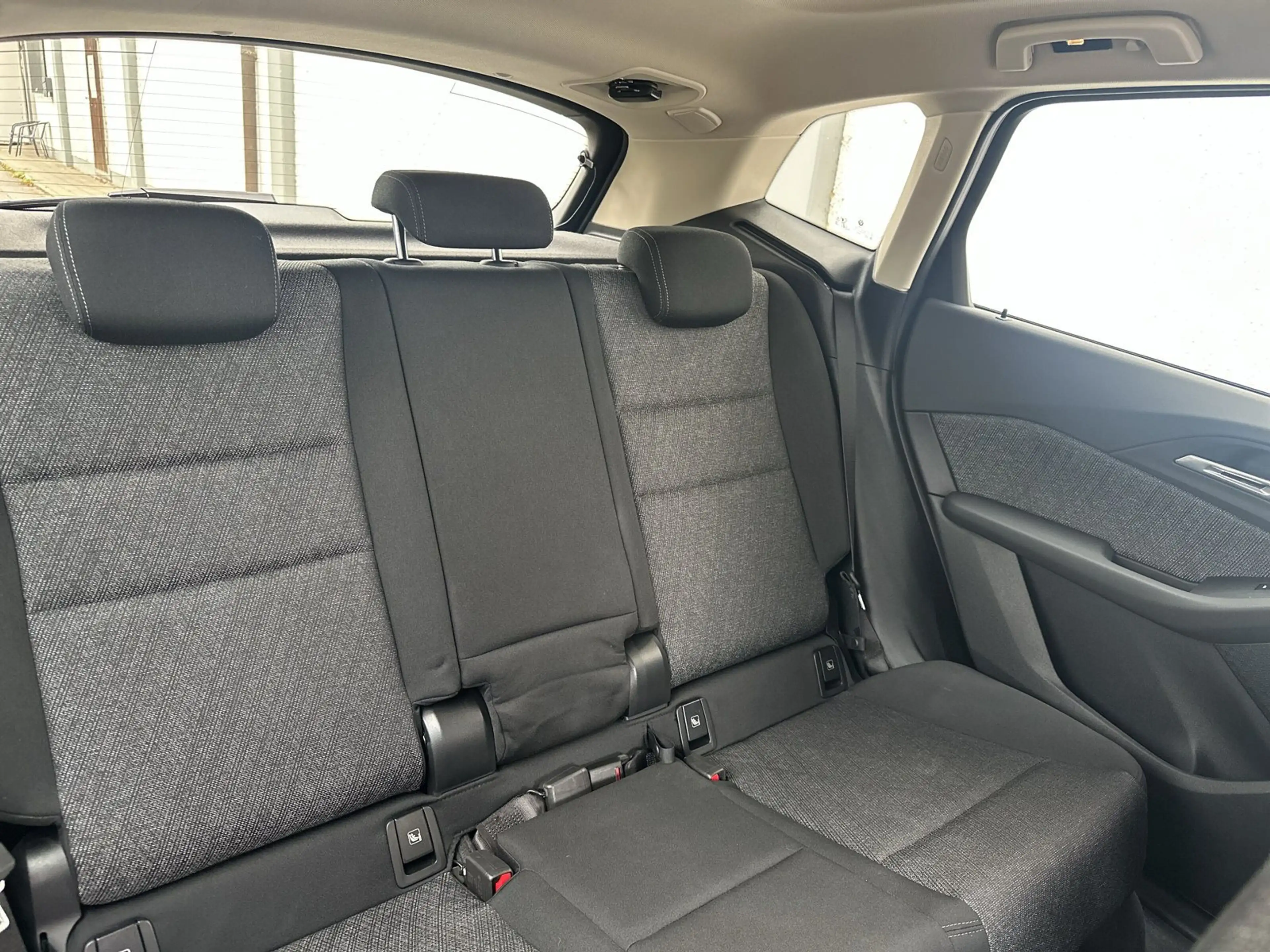 BMW 225 e xDrive Active Tourer — photo 10