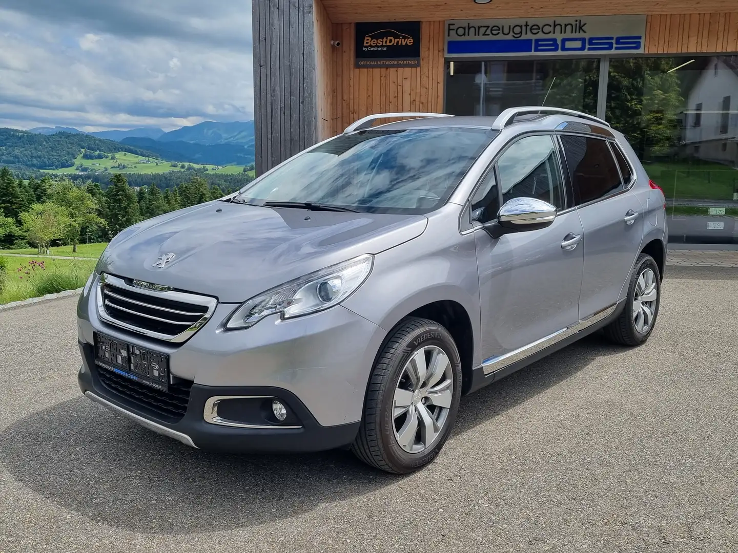 Peugeot 2008 1,6 e-HDi 92 FAP Active WENIG KM / DIESEL Gris - 1