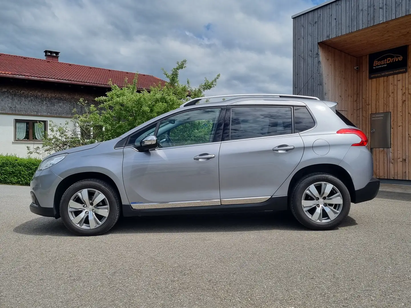 Peugeot 2008 1,6 e-HDi 92 FAP Active WENIG KM / DIESEL Gris - 2