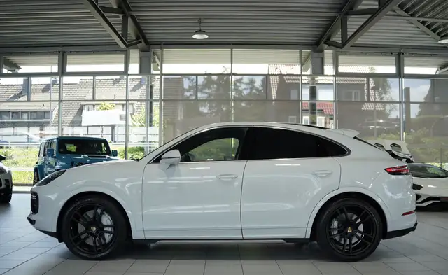Porsche Cayenne view 8