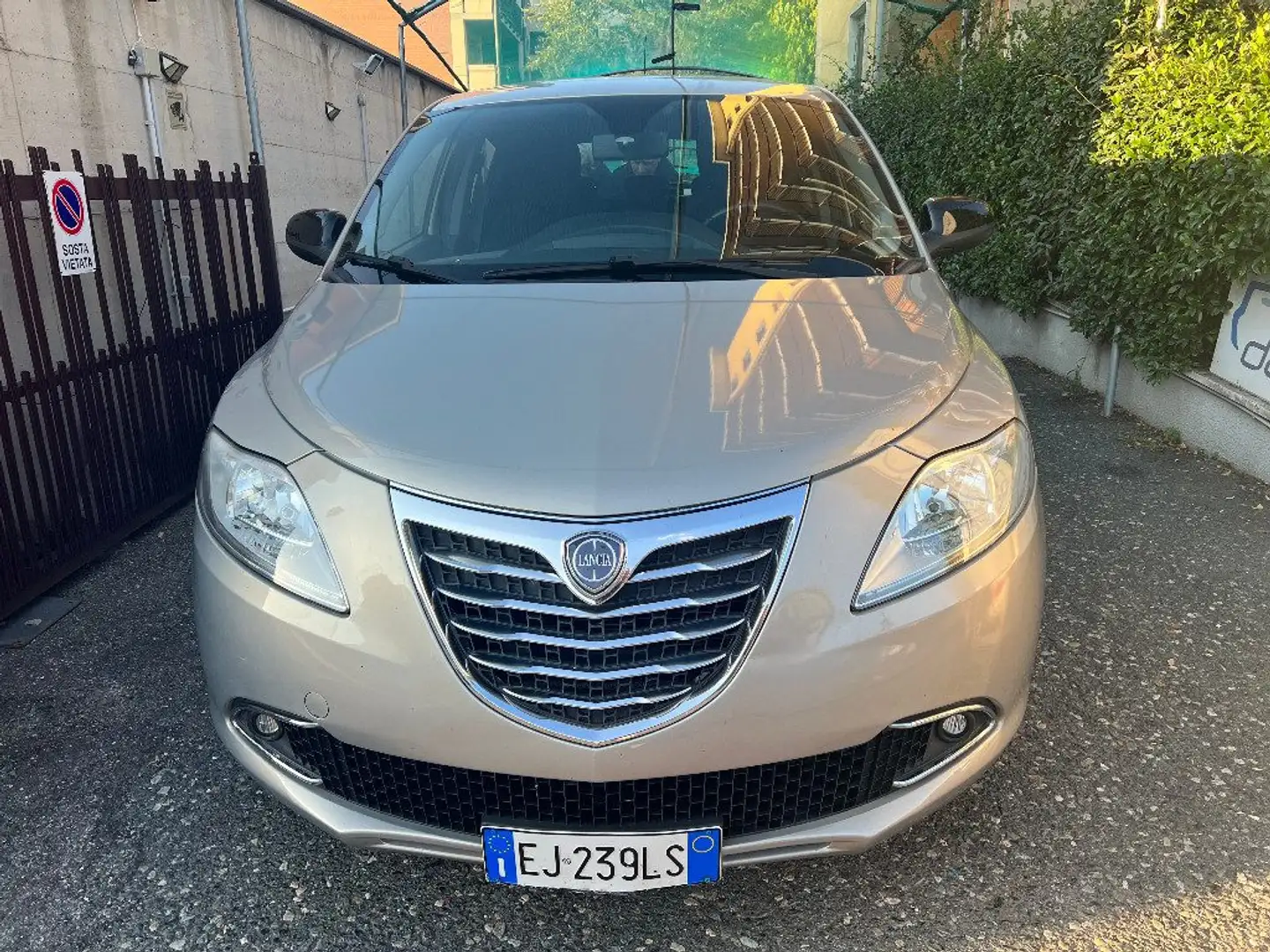 Lancia Ypsilon 1.2 69 CV Platinum Gris - 2