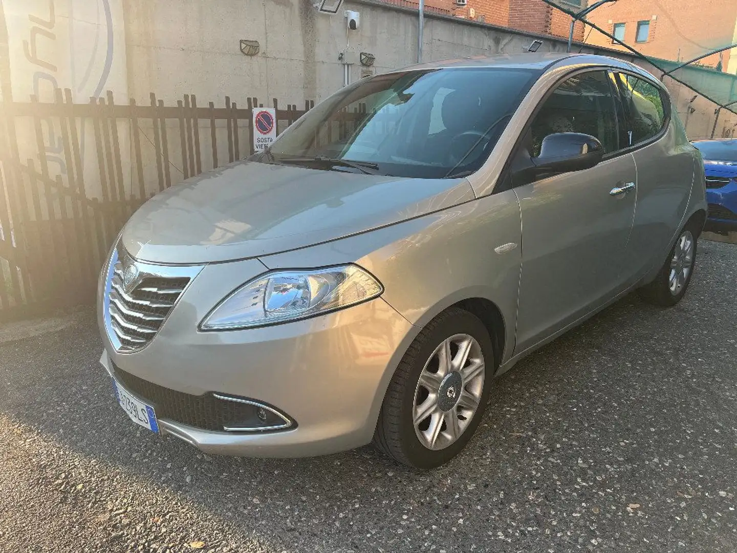 Lancia Ypsilon 1.2 69 CV Platinum Gris - 1