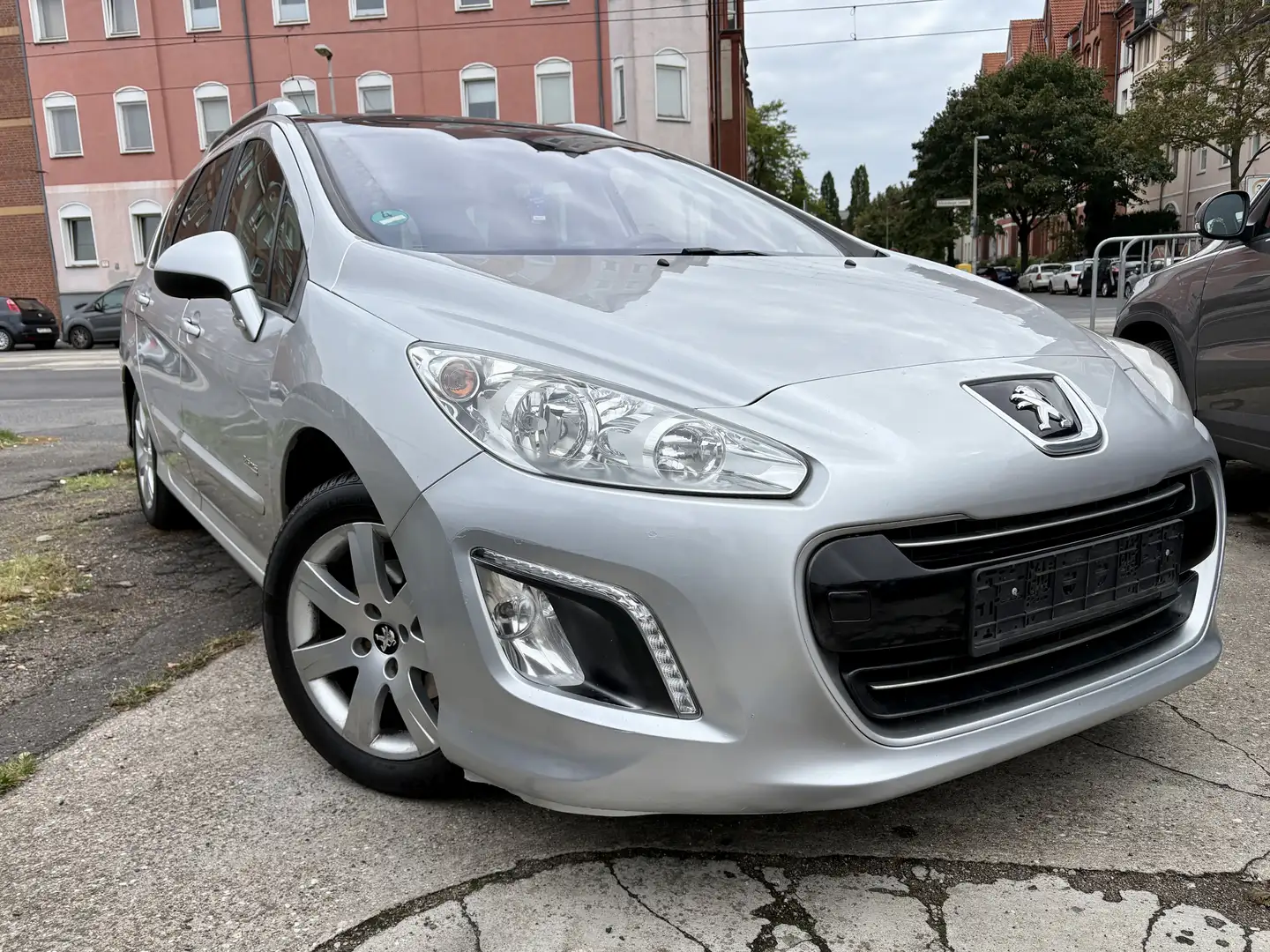 Peugeot 308 SW e-HDi FAP/ TÜV NEU/CarPlay/Android Auto NAVI Grigio - 1