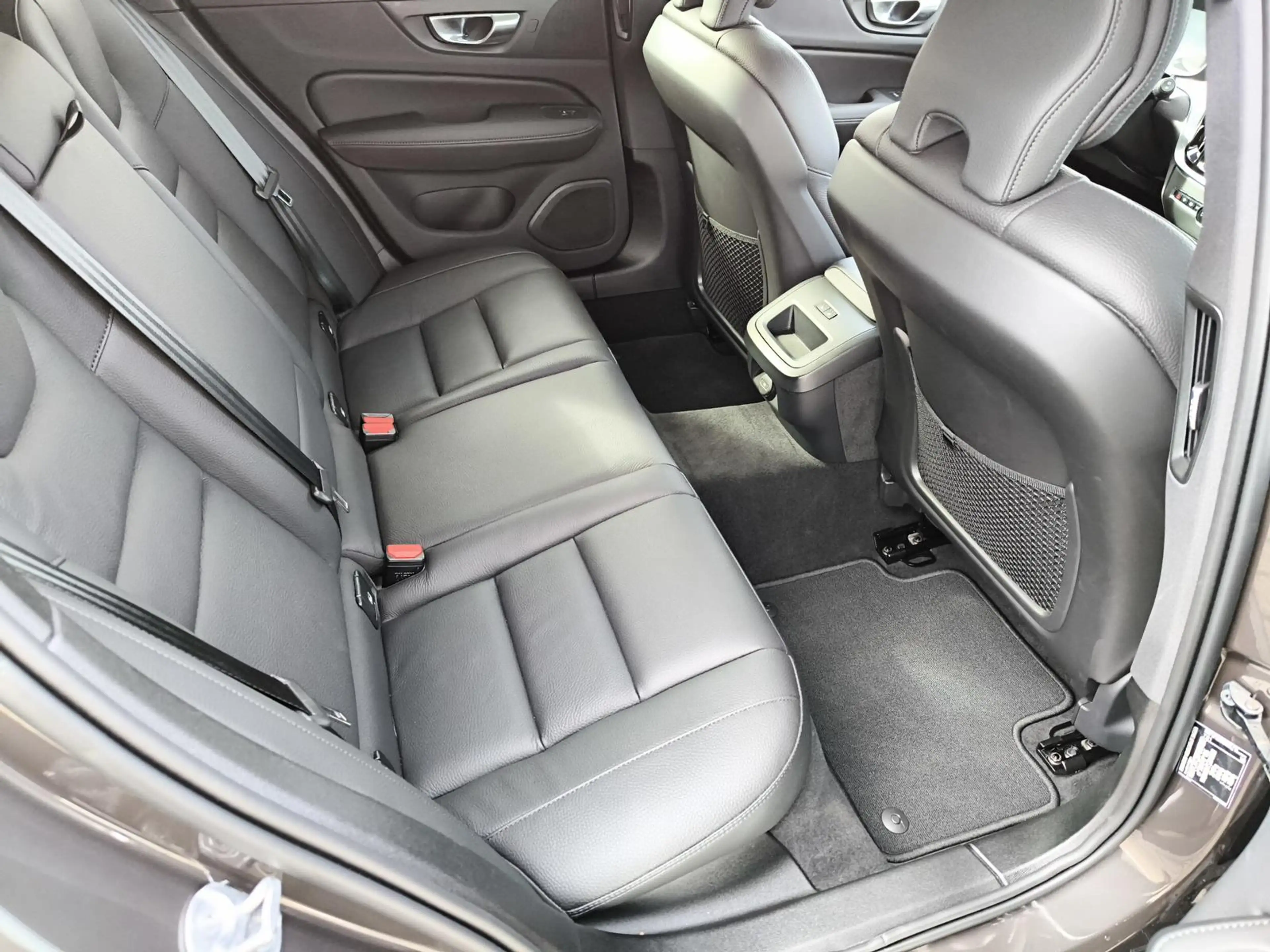 Volvo V60 B4 Benzin Plus Dark ACC / BLIS / 360° — photo 10
