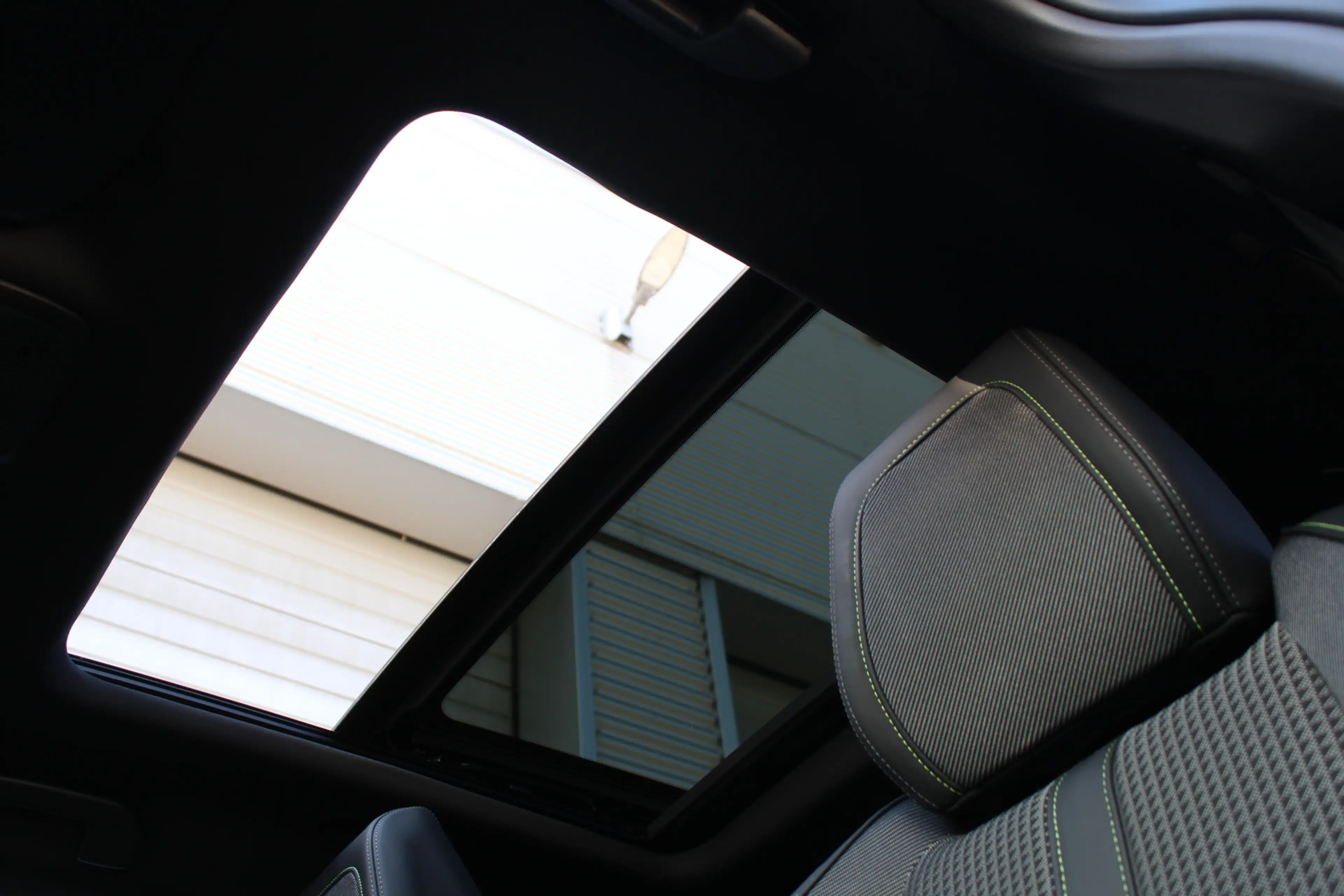 Peugeot e-2008 EV GT 50 kWh | Panoramadak | Stoelverwarming | BLI — photo 8