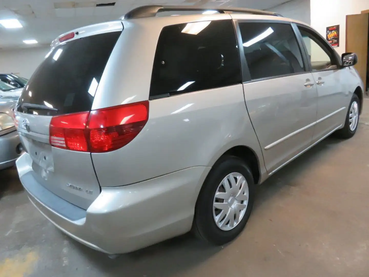 Toyota Sienna LE / V6 / 7 PASSENGER Or - 2
