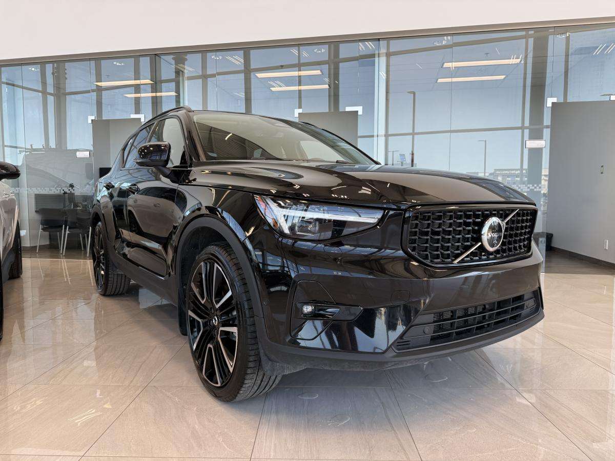 2026 Volvo XC40 B5 AWD Ultra Dark Theme