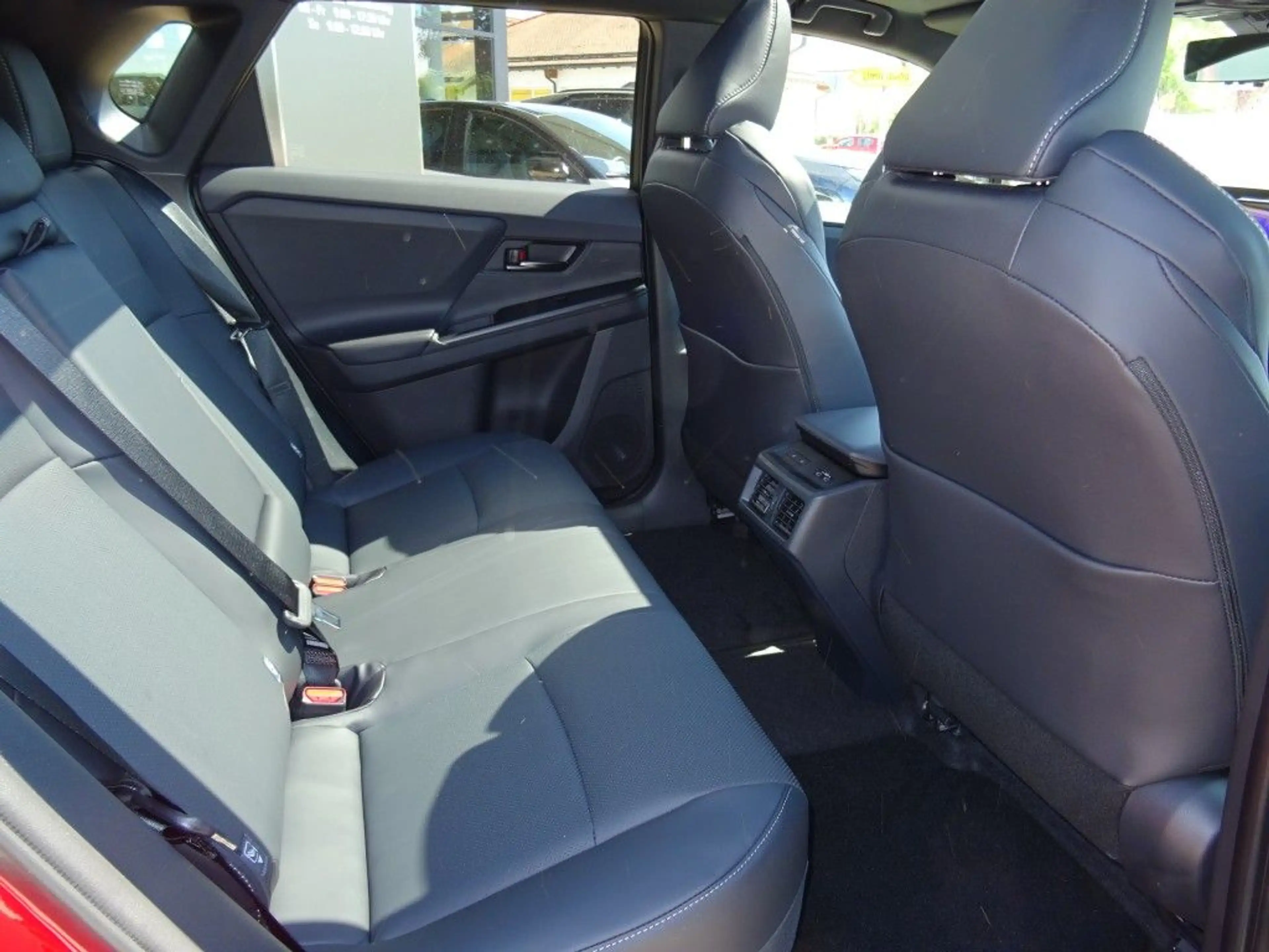 Toyota bZ4X AWD Lounge + Sky & Sound Voll — photo 11