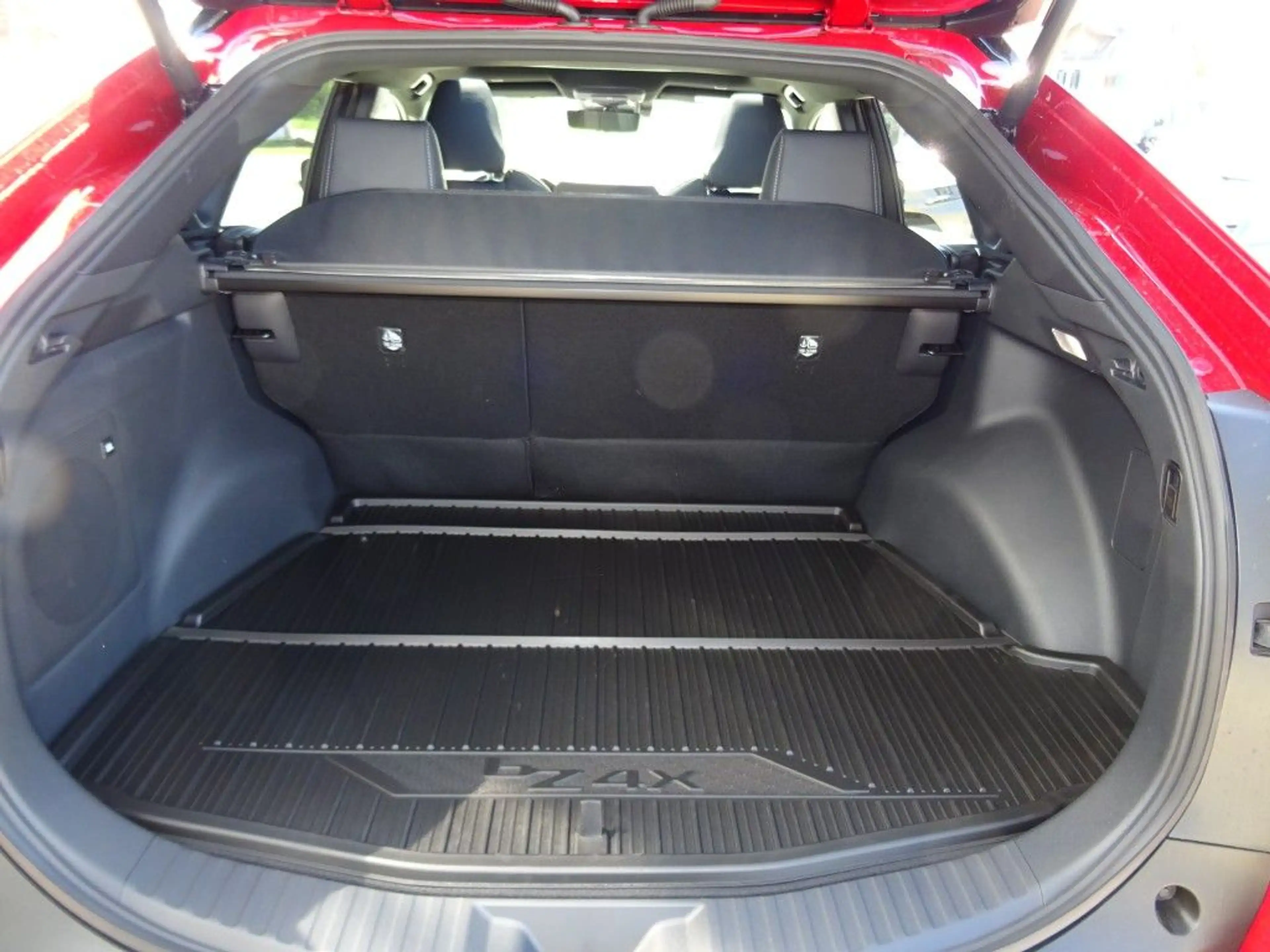 Toyota bZ4X AWD Lounge + Sky & Sound Voll — photo 12