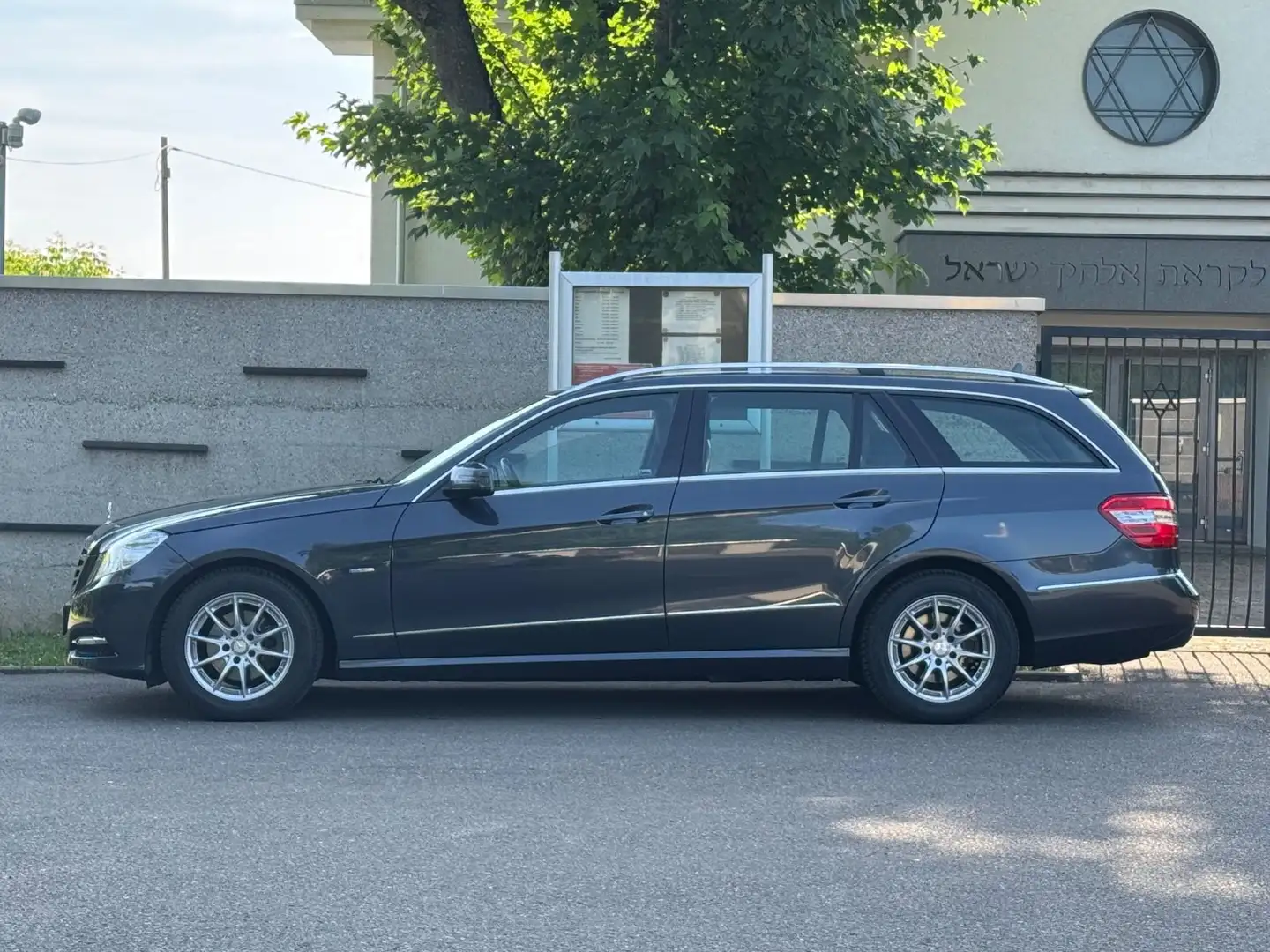 Mercedes-Benz E 220 T-Modell E 220 CDI BlueEfficiency Avantgarde AHK Grau - 2