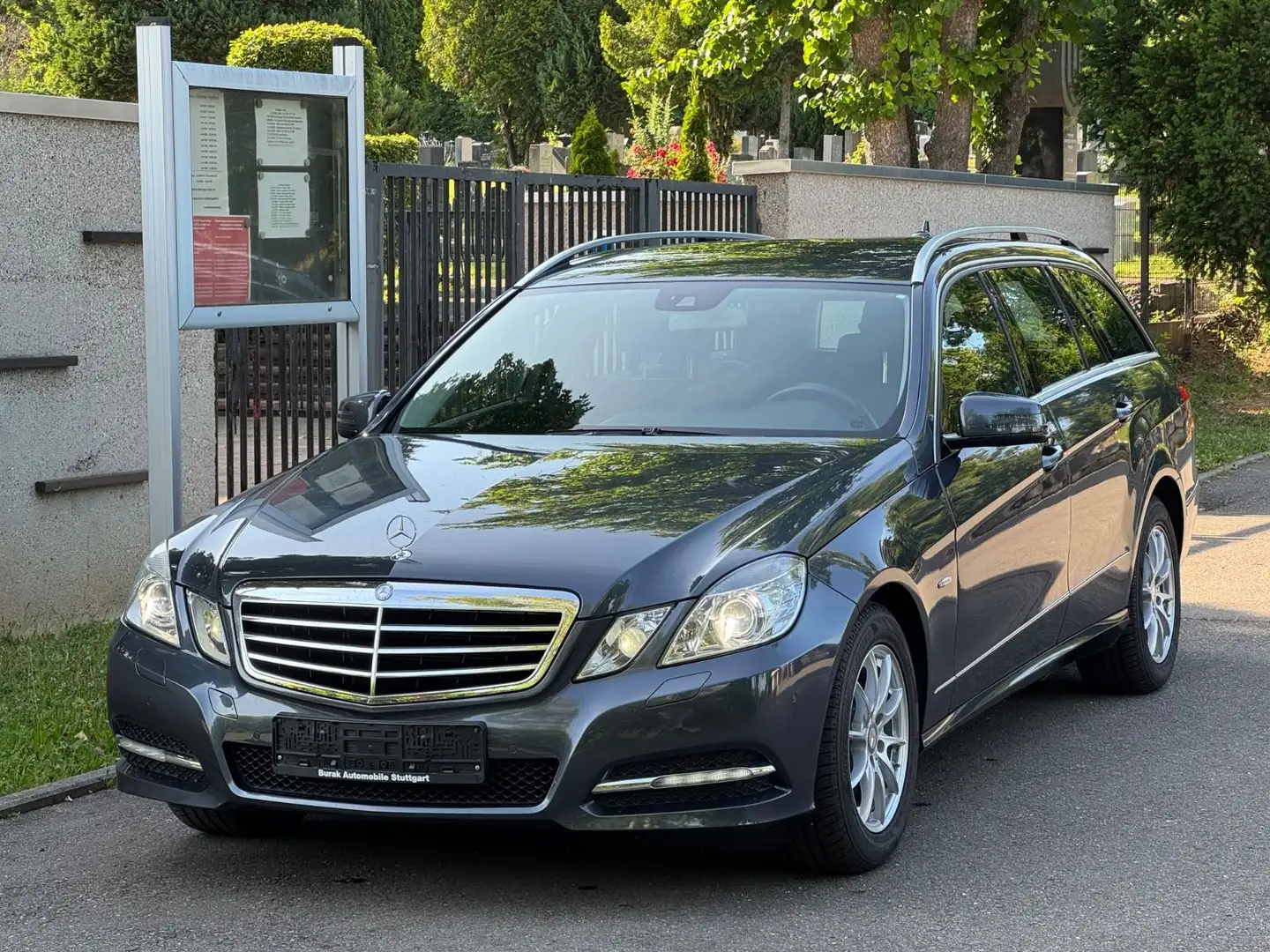 Mercedes-Benz E 220 T-Modell E 220 CDI BlueEfficiency Avantgarde AHK Grau - 1