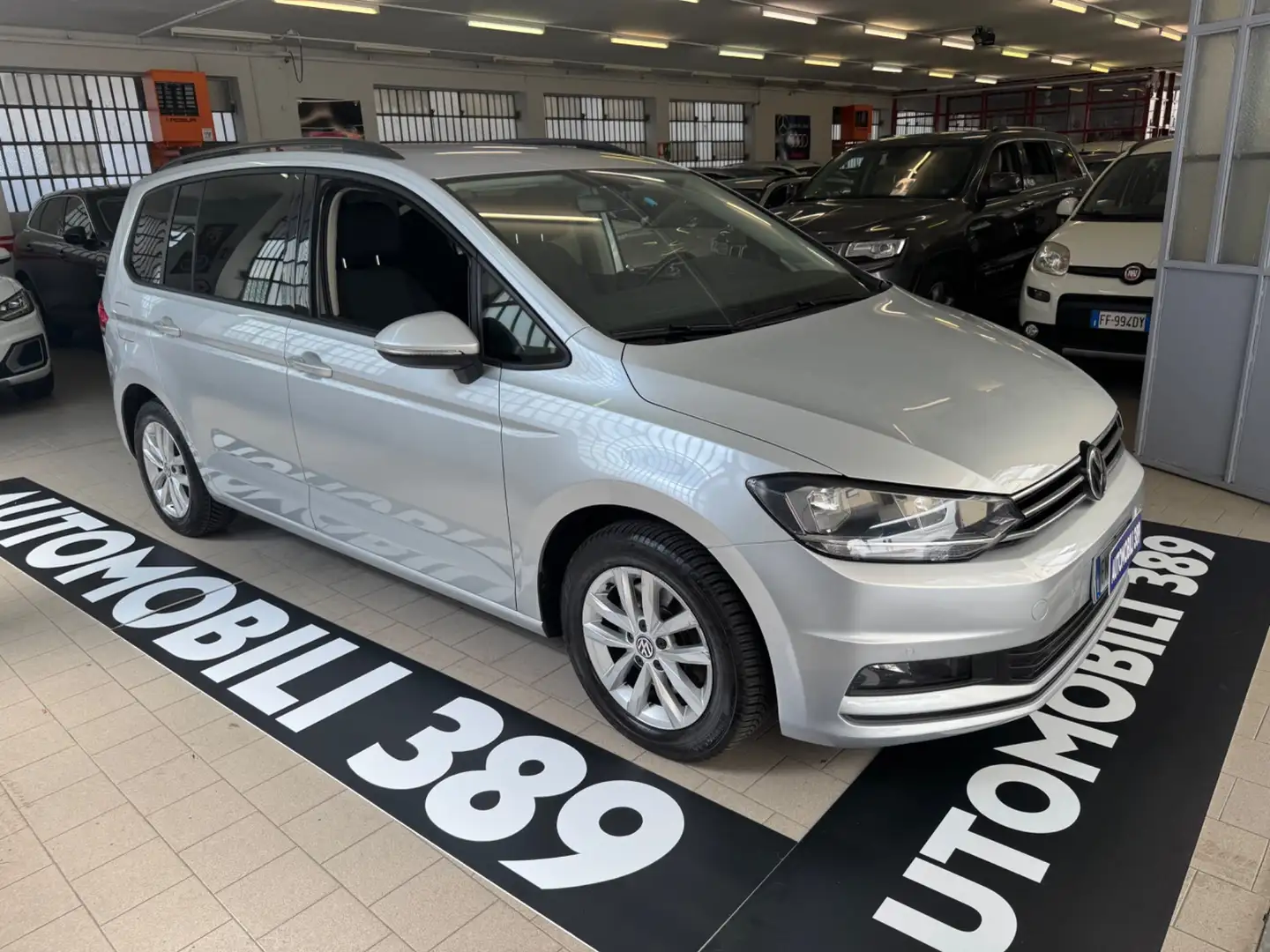Volkswagen Touran 1.6 TDI 115 CV SCR DSG Business BMT 7 POSTI Zilver - 1