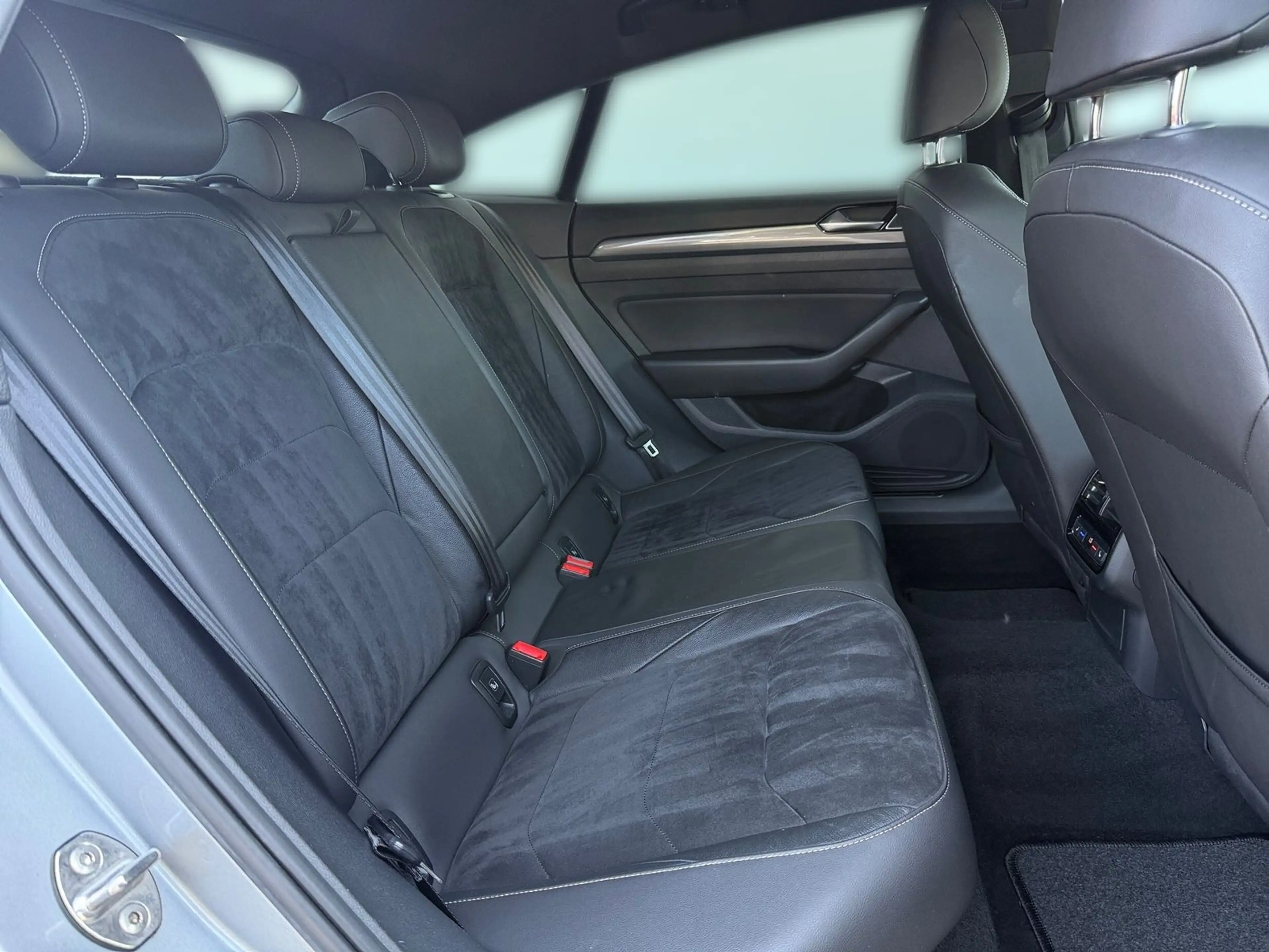 Volkswagen Arteon 2.0 TDI R-Line DSG Navi LED ACC AHK 360° — photo 13