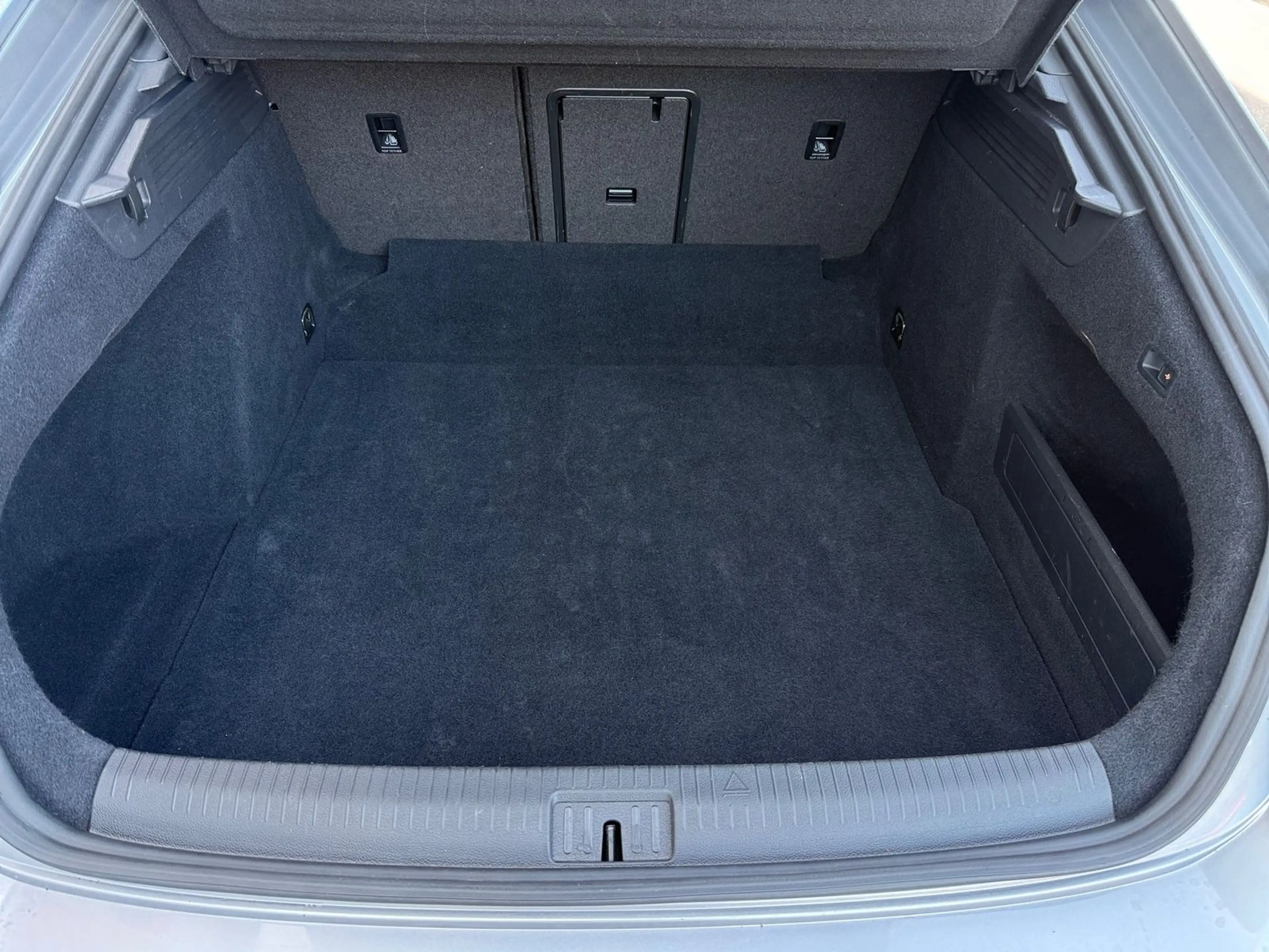 Volkswagen Arteon 2.0 TDI R-Line DSG Navi LED ACC AHK 360° — photo 9