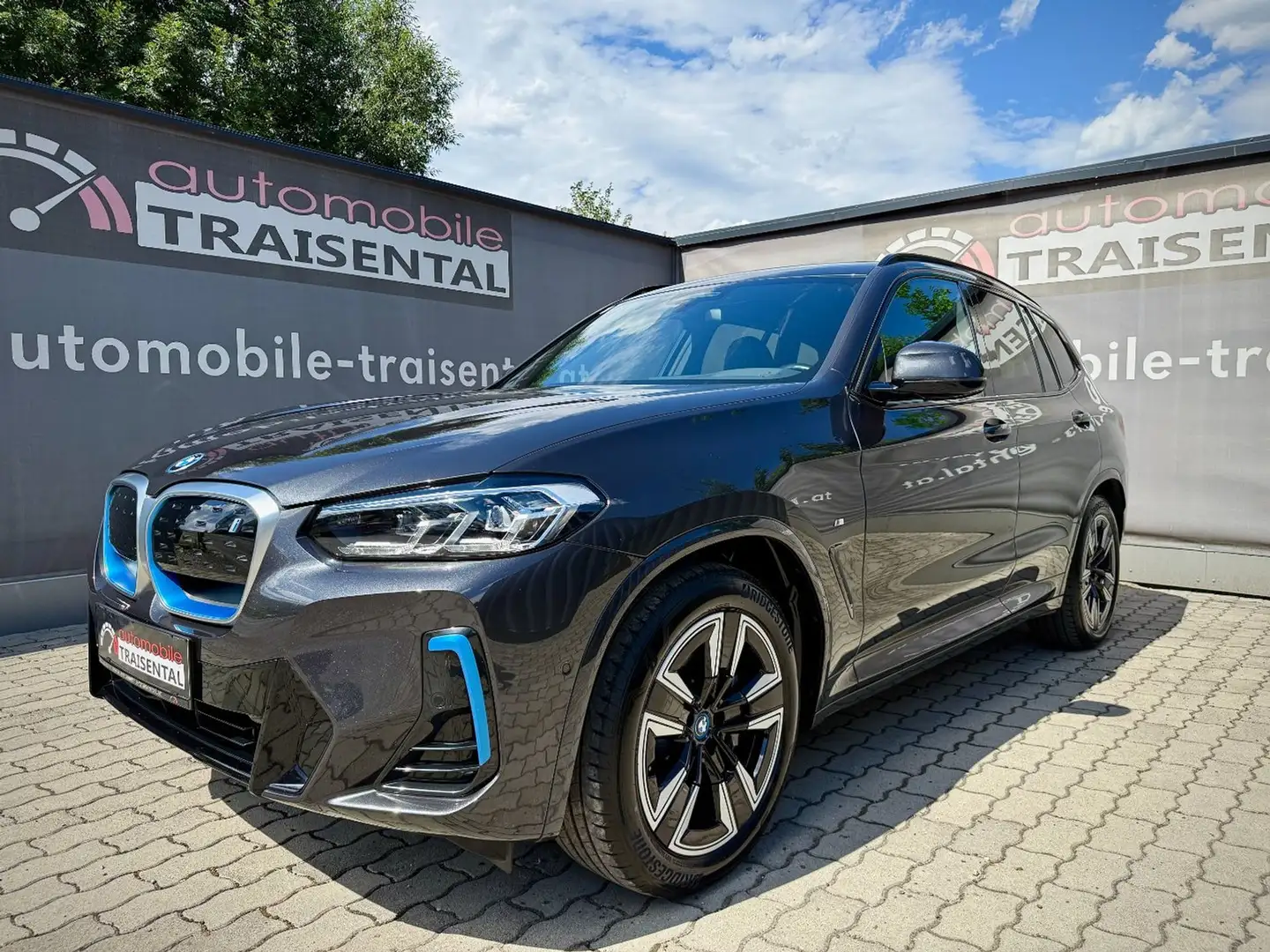 BMW iX3 73,8kWh M-Sport /Panorama/LED/AHV/Kamera Grau - 1